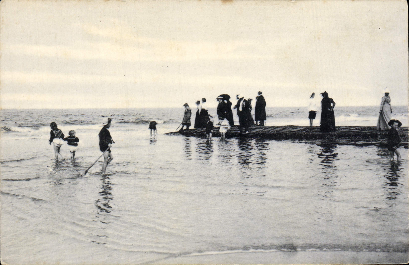 CPA Marines Femmes et enfants au bord de la mer