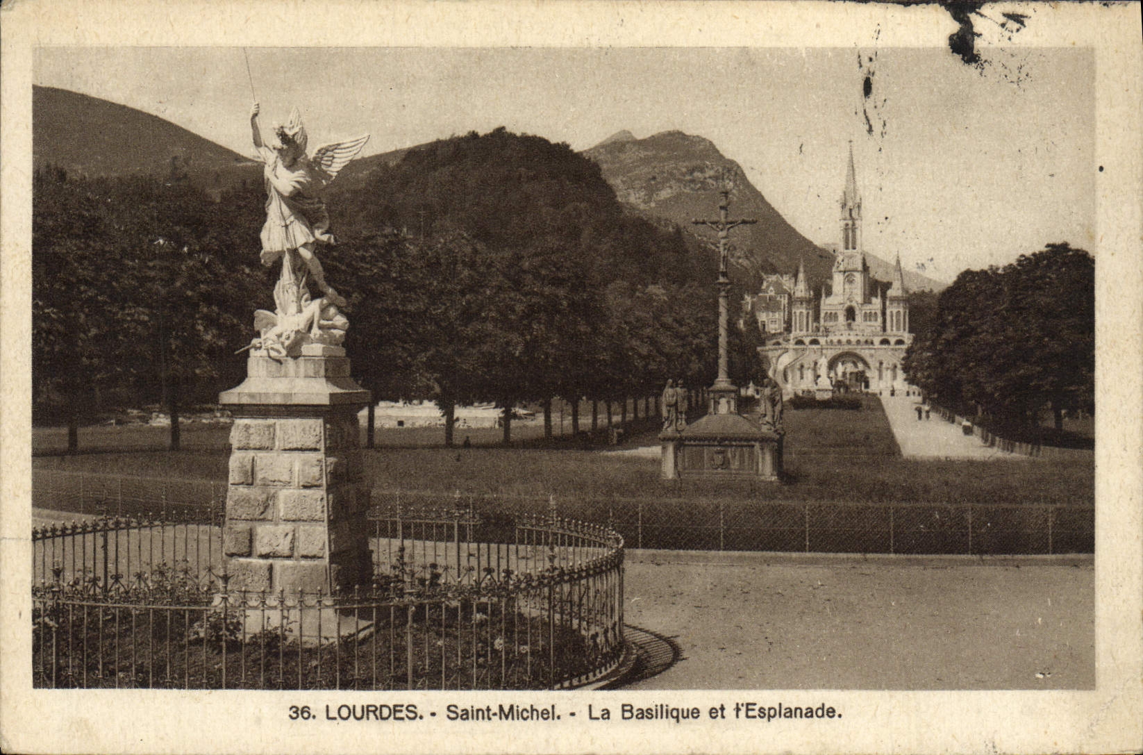 CPA Lourdes Saint Michel La Basilique Et l'Esplanade