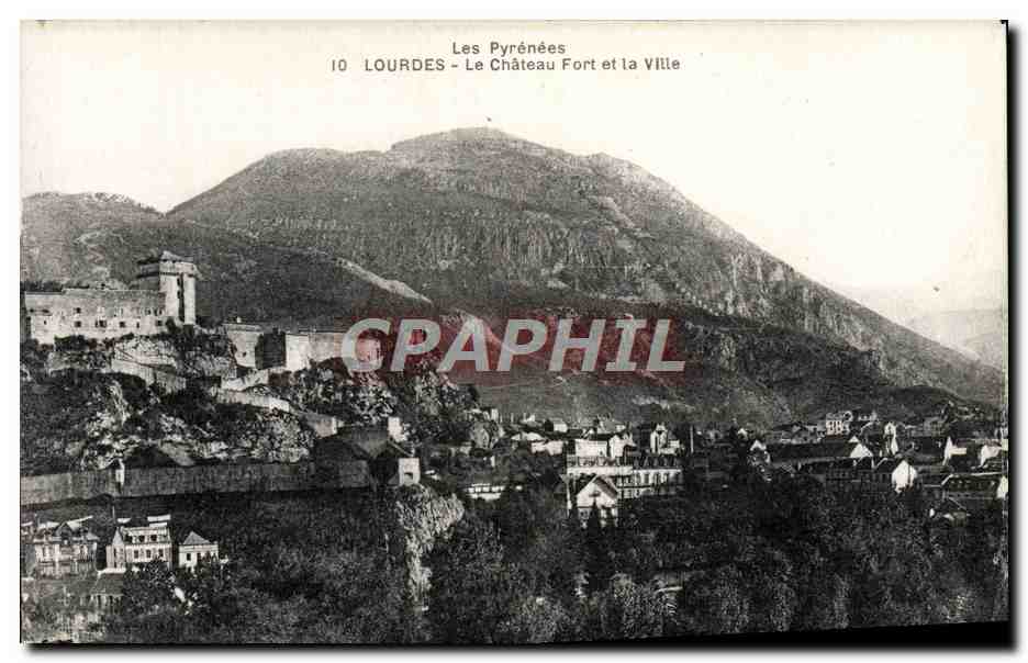 CPA Les Pyrenees Lourdes Le Chateau Fort Et La Ville