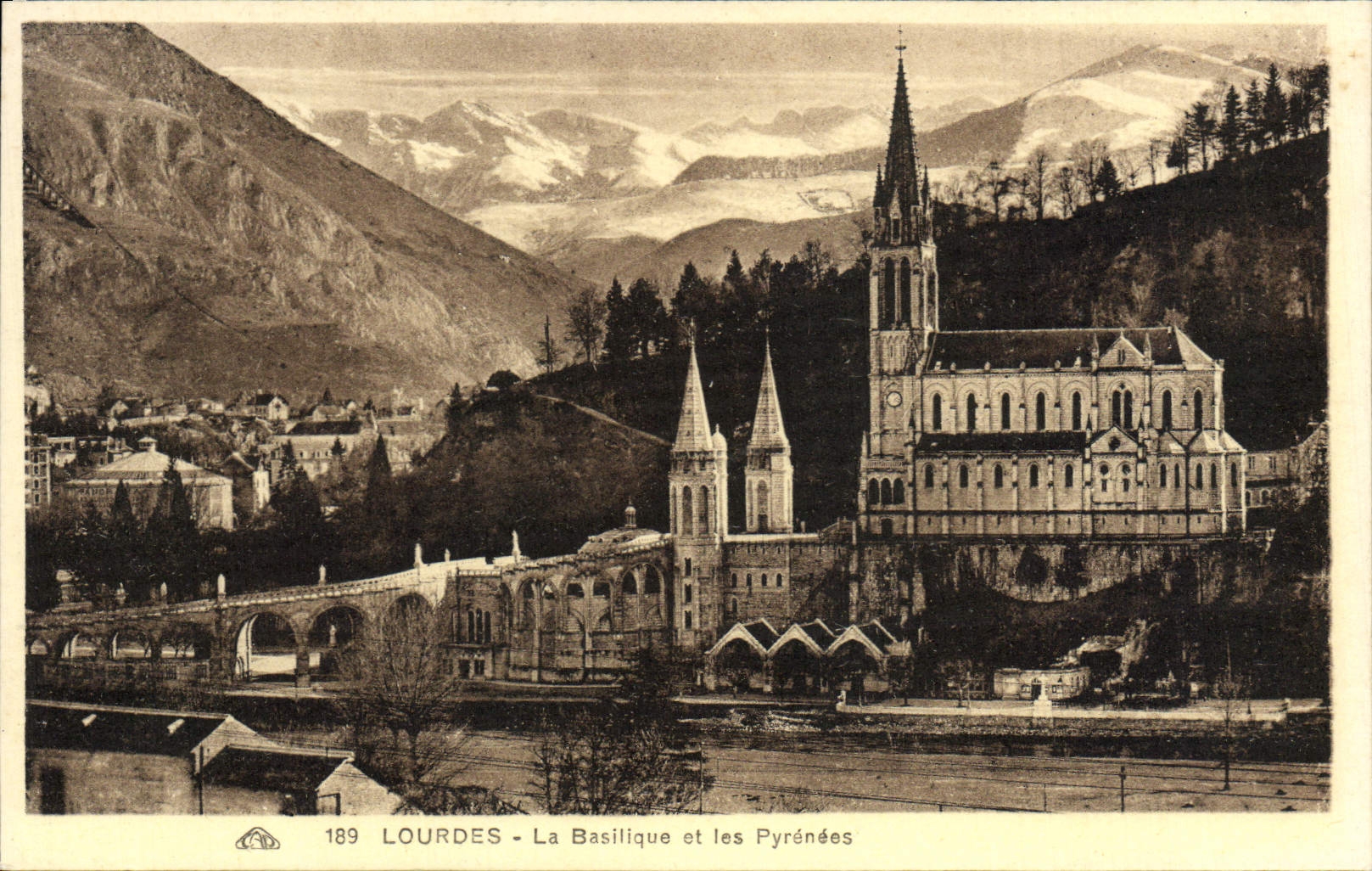 CPA Lourdes La Basilique Et Les Pyrenees