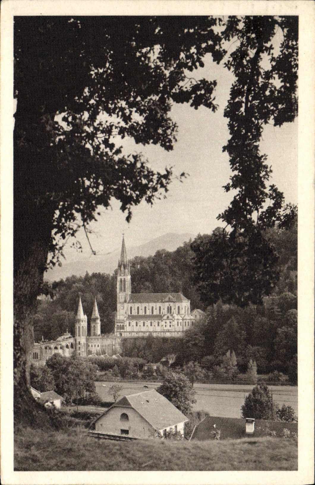 CPA Lourdes La Basilique Vue de la Voie Ferree