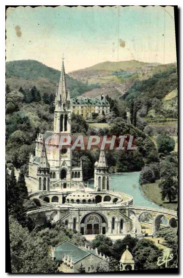 CPA Lourdes Vue Plongeante sur la Baslilque et la Vallee du Gave