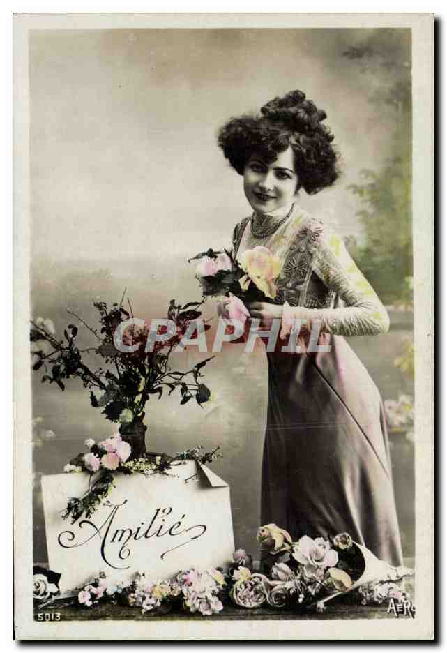 Donna in abito elegante — con mazzo di rose — edita da AER, n° 5913