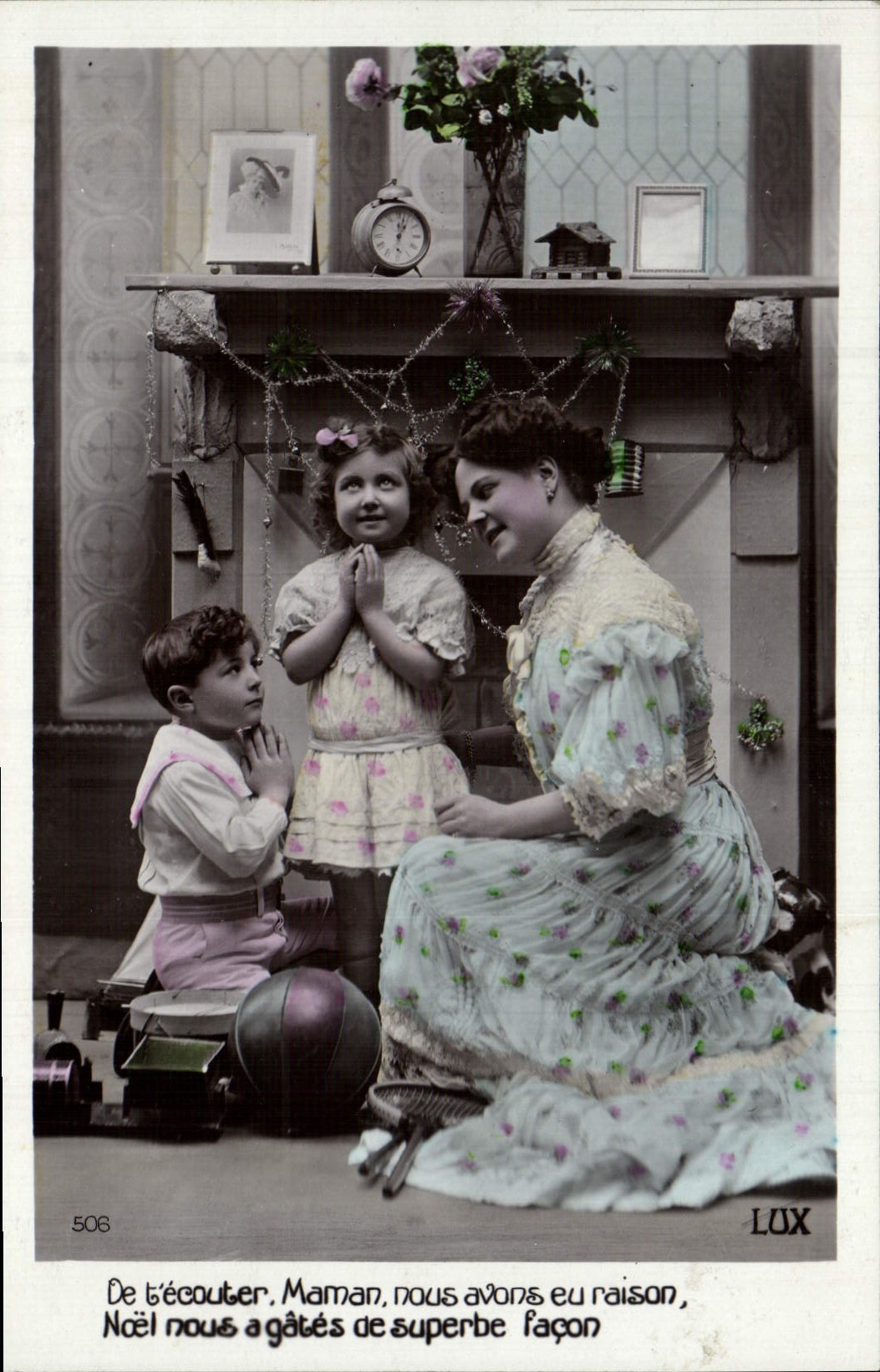 Famille devant cheminée décorée — Noël — éditeur LUX, n° 508