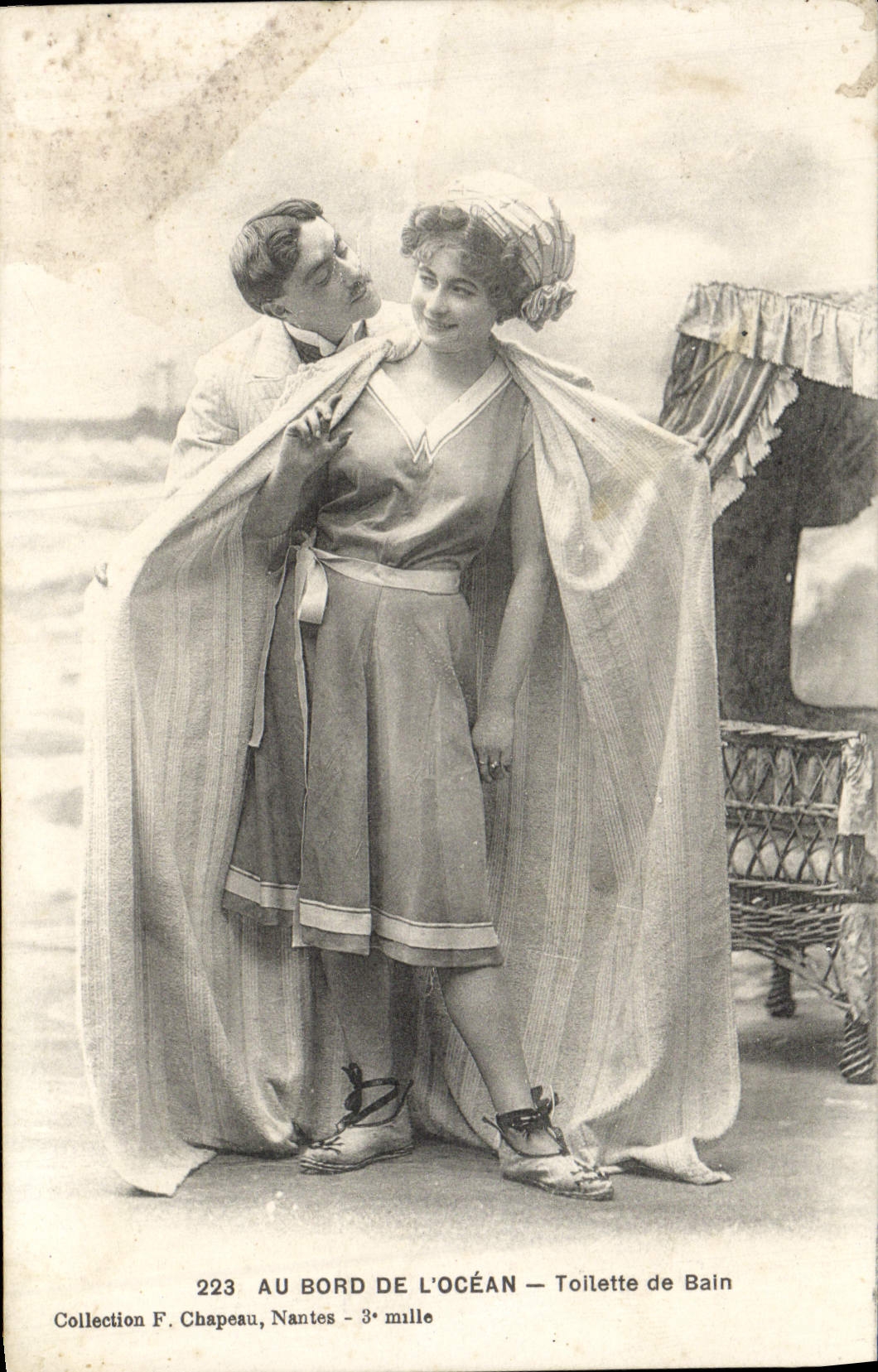 CPA Fantaisie Femme Au Bord De L'Ocean Toilette de Bain