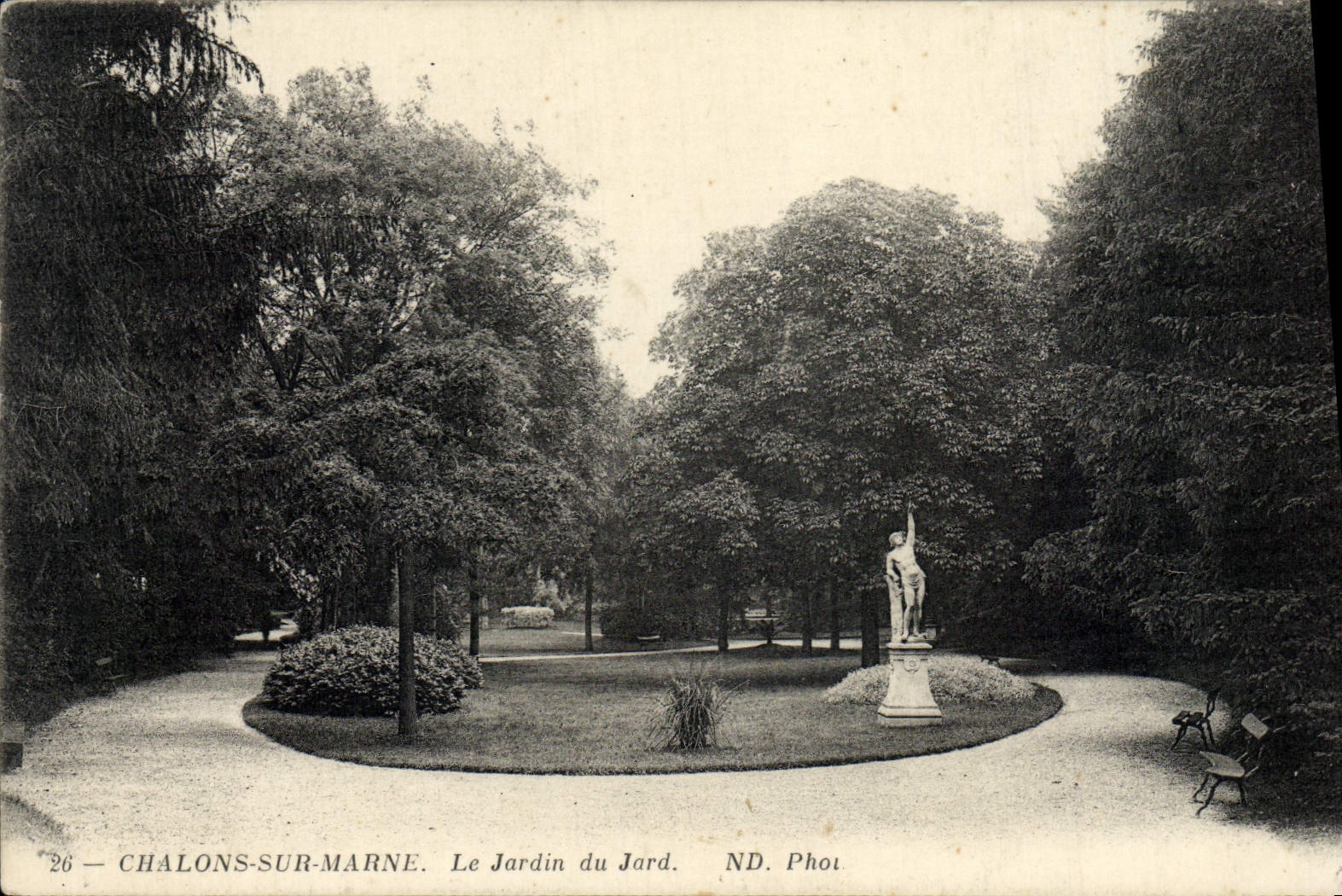 CPA Chalons Sur Marne Le Jardin du Jard