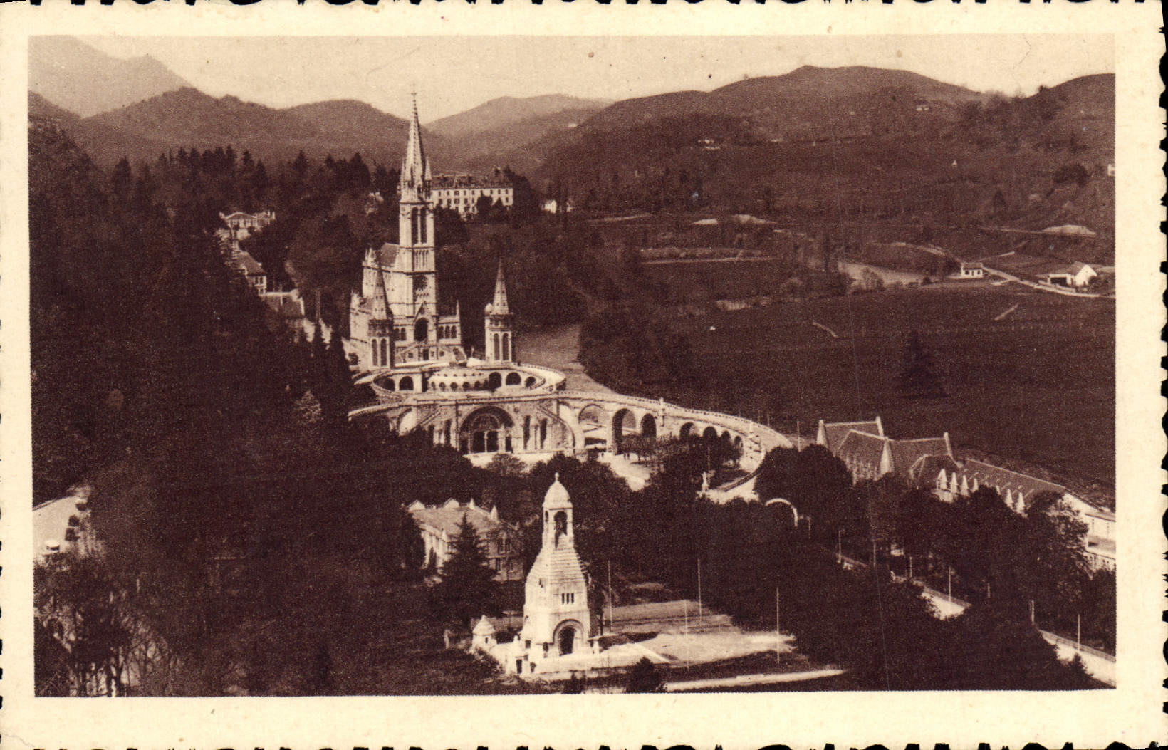 CPA Lourdes La Basilique et le Monument Interallie Vus du Chateau Fort