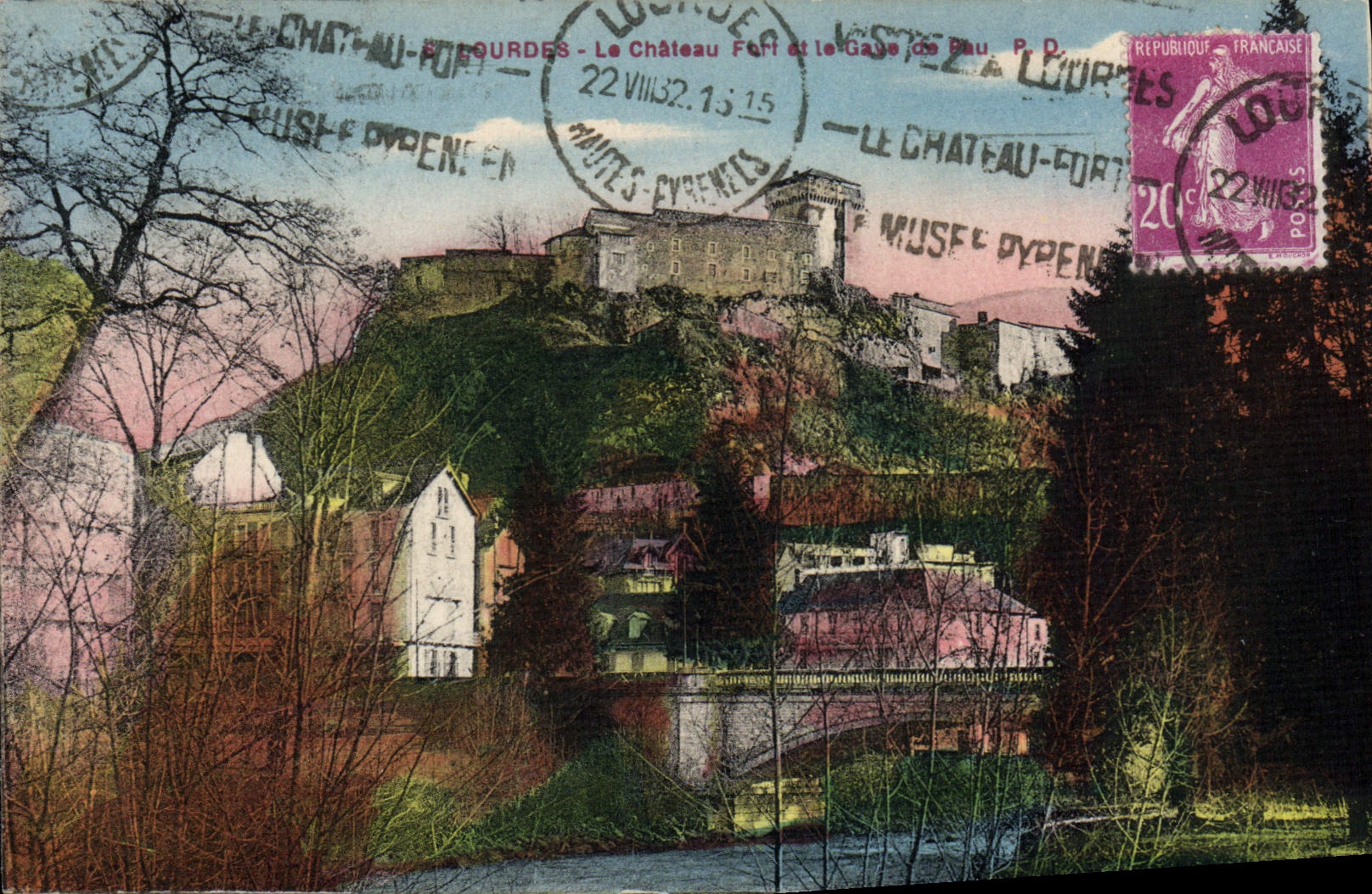 CPA Lourdes Le Chateau Fort et le Gave 