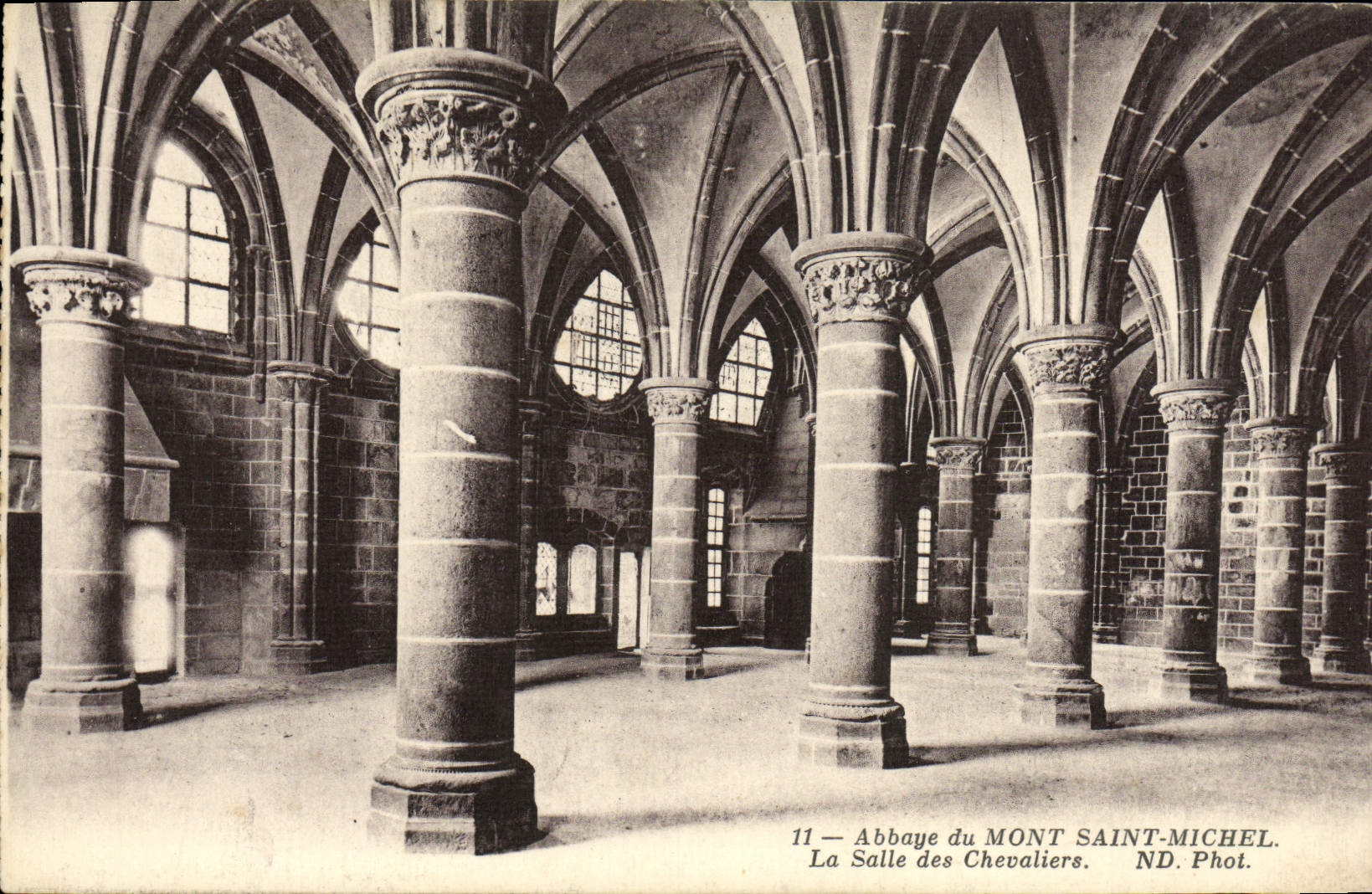 CPA Abbaye Du Mont Saint Michel La salle des Chevaliers 