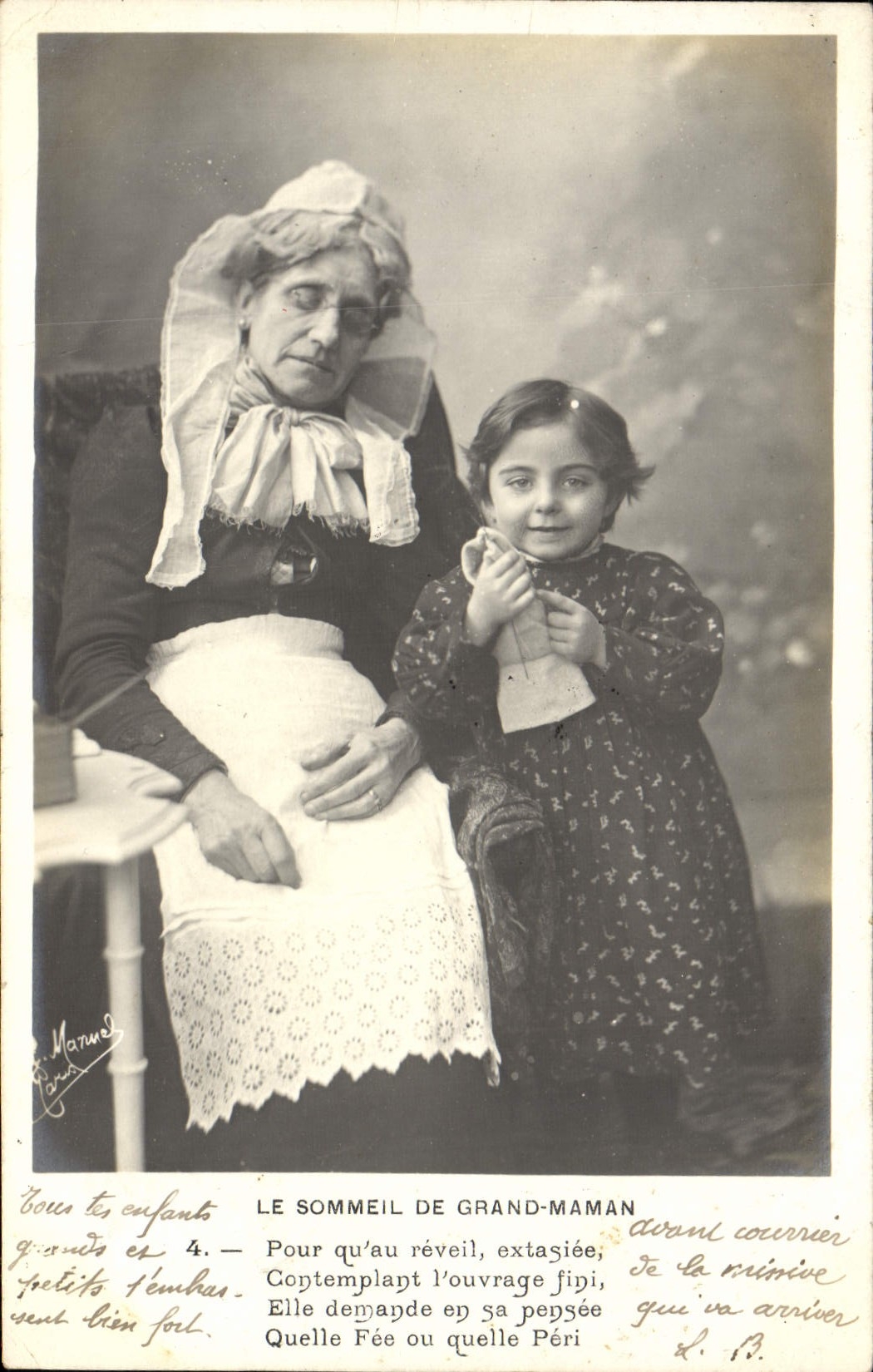 CPA Le Sommeil De Grand Maman Enfant Femme