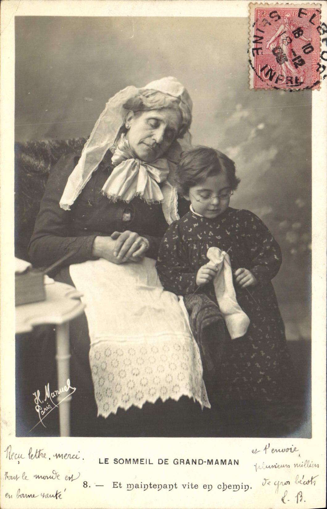 CPA Le Sommeil De Grand Maman Enfant