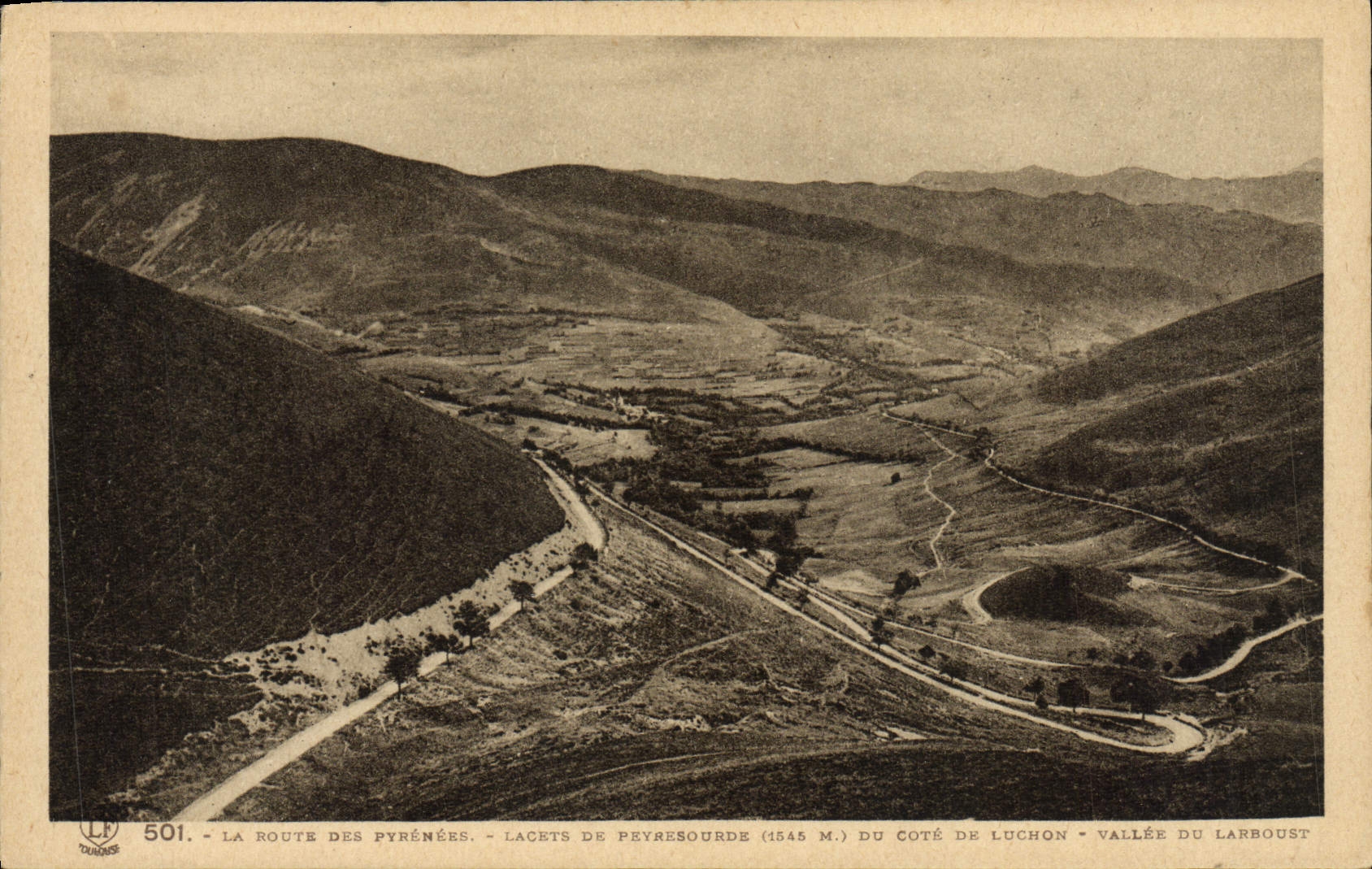 Lacets de Peyresourde (1545 m.) — vue depuis le côté de Luchon, vallée du Larboust — Route des Pyrénées — n° 501