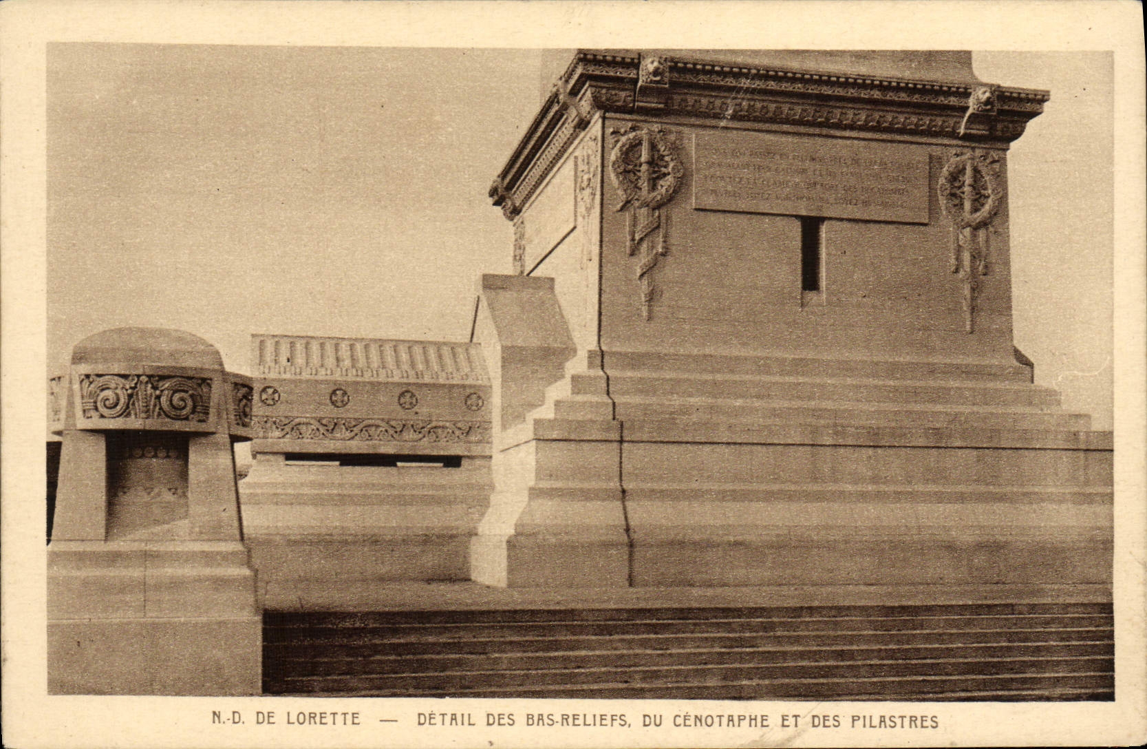 CPA ND De Lorette Detail Des Bas Reliefs Du Cenotaphe Et Des Pilastres