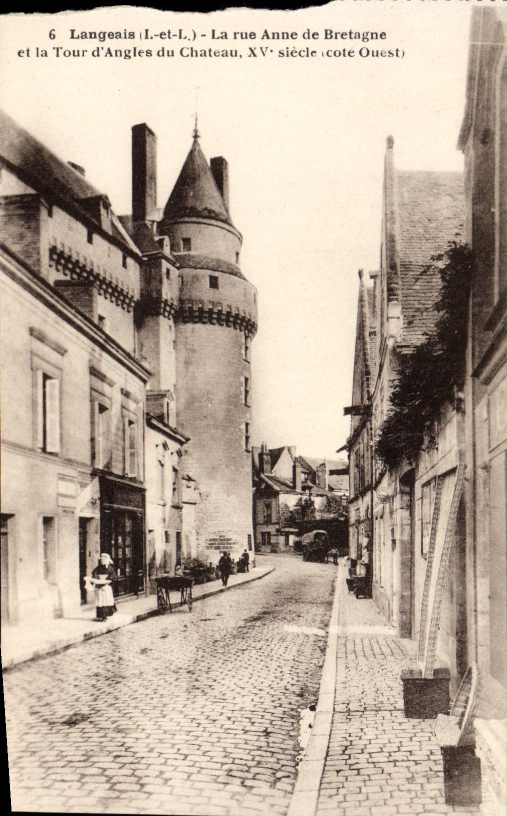 Langeais (Loir-et-Cher) - La rue Anne de Bretagne et la Tour d'Angles du Château, XVe siècle (côté Ouest)