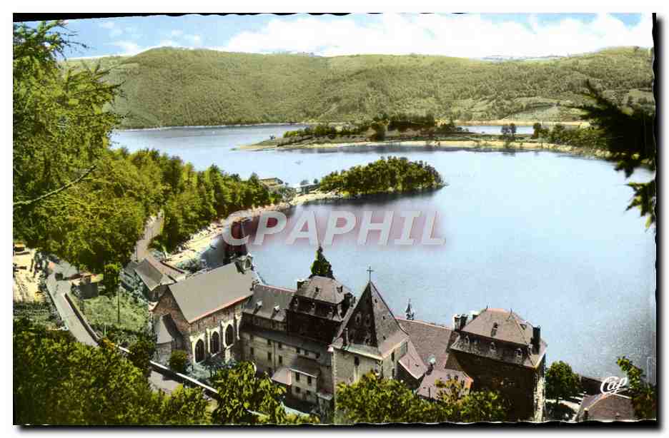 Lac de Sarrans — Vue d'ensemble sur la Presqu'île de Laussac, au 1er plan, l'Hospice de la Devèze — Cie des Arts Photomécaniques, Paris