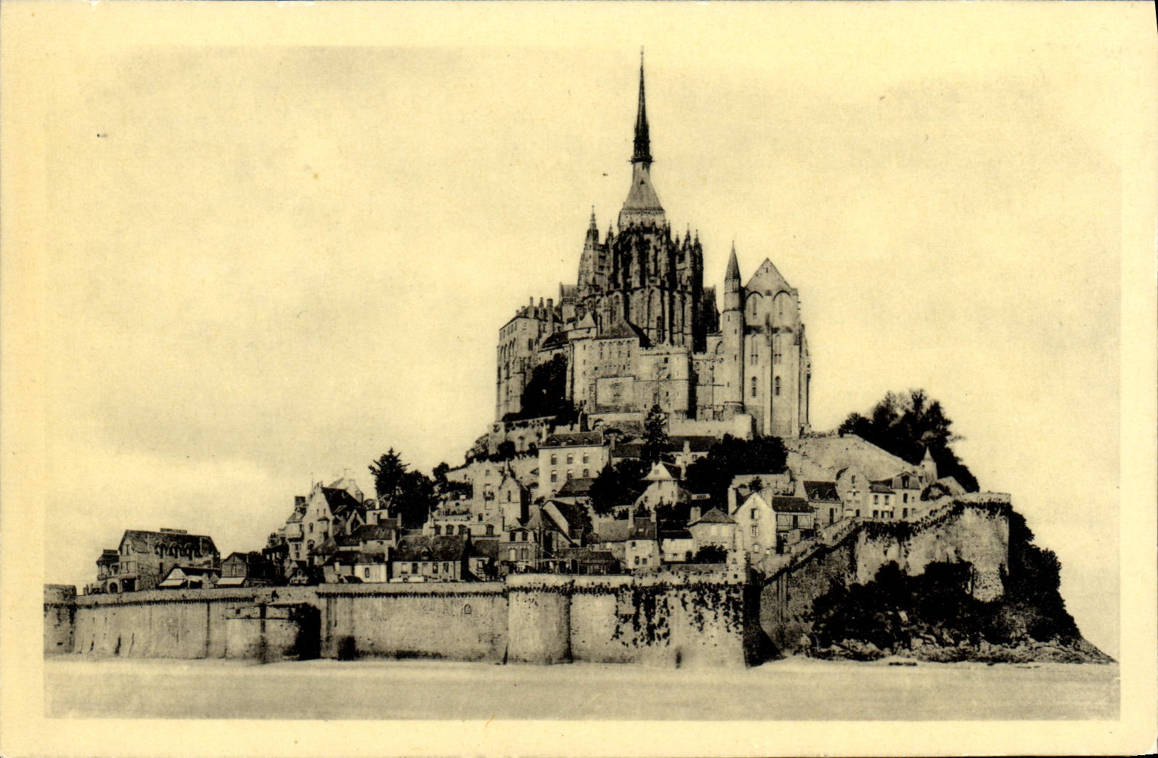 CPA Abbaye Du Mont Saint Michel Vue Generale Face Est