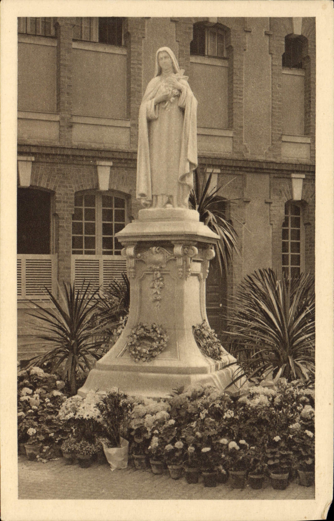 Statue de Sainte Thérèse de l'Enfant-Jésus — cour d'entrée du Carmel de Lisieux — éditeur non visible