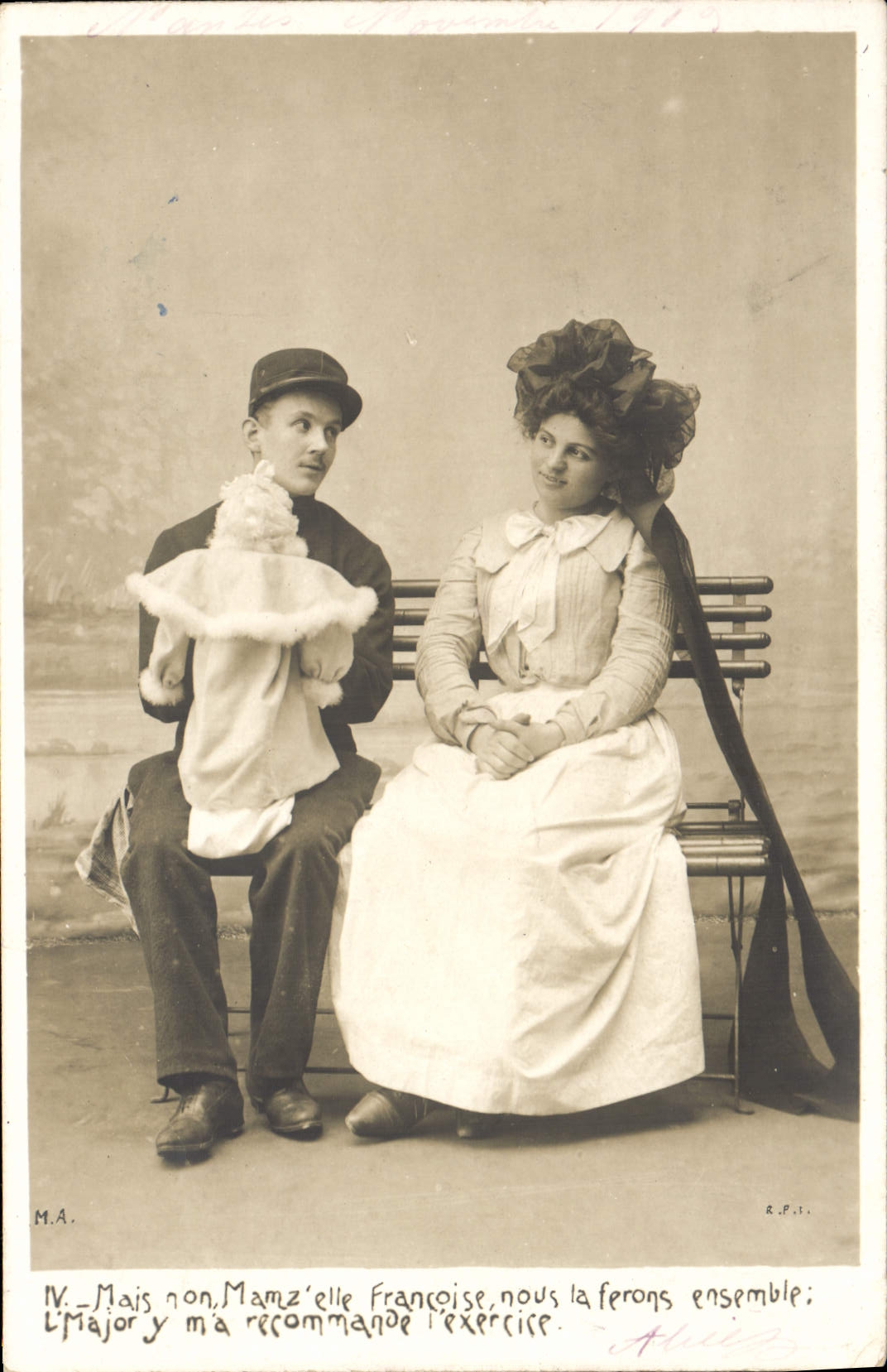 Jeune homme et femme assis sur un banc — scène de dialogue humoristique — M.A. et R.P.I. (éditeurs)