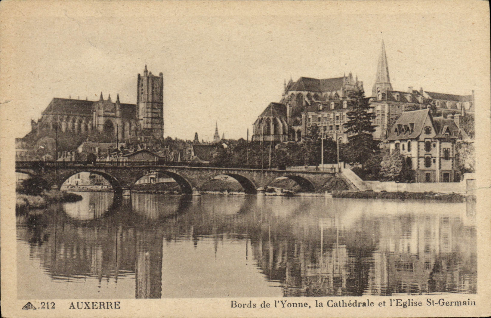 CPA Auxerre Bords De l'Yonne La Cathedrale Et l'Eglise St Germain