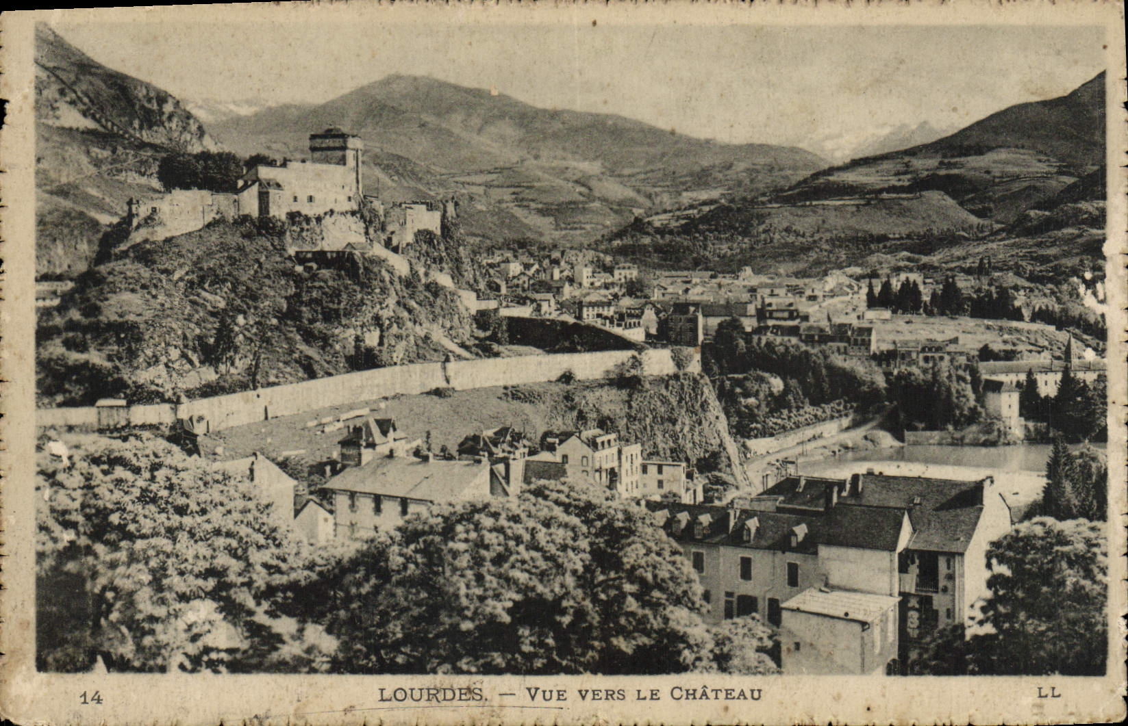 CPA Lourdes Vue Vers Le Chateau