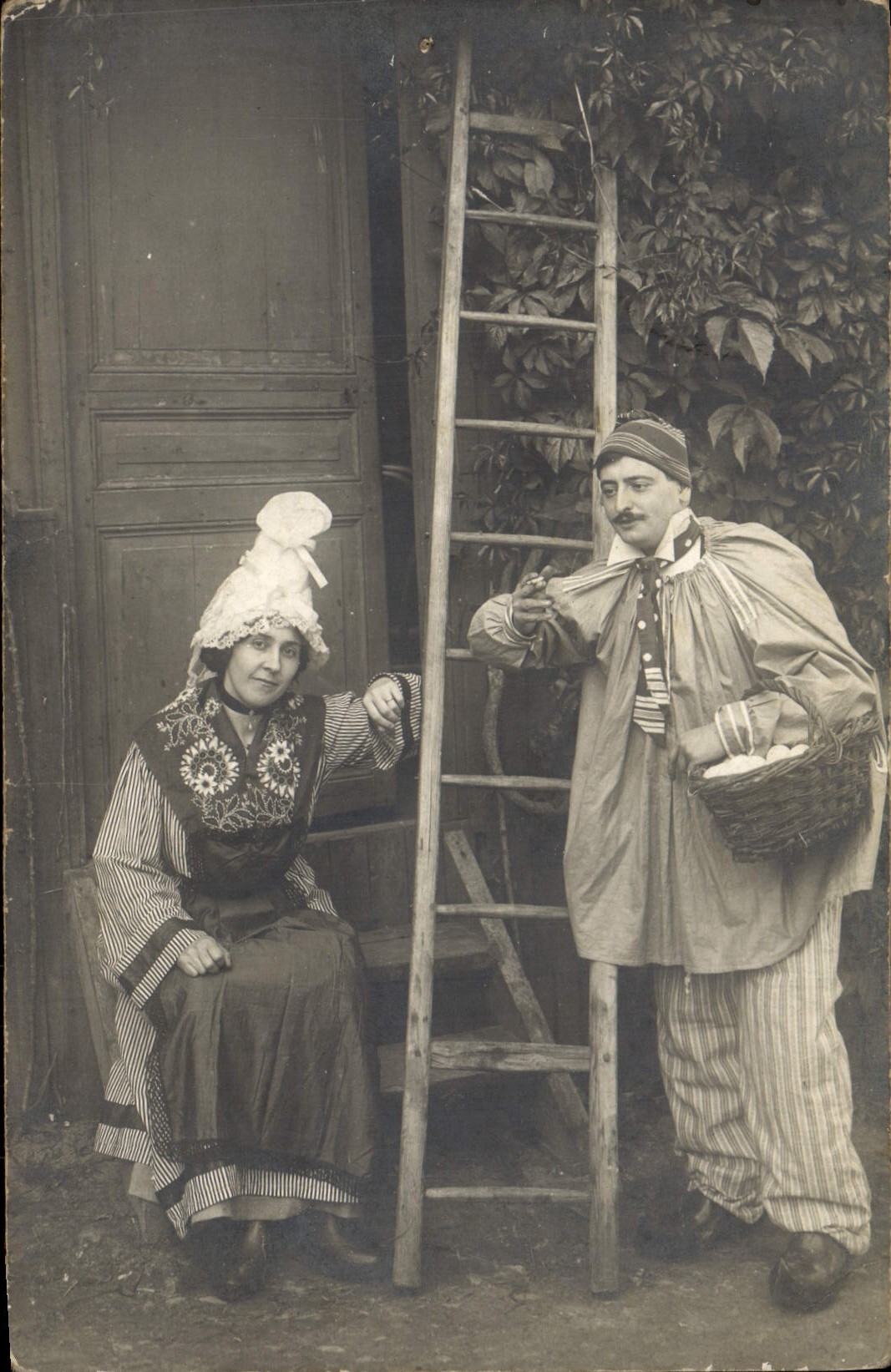 Deux personnages en costume folklorique — scène de jardin — éditeur inconnu