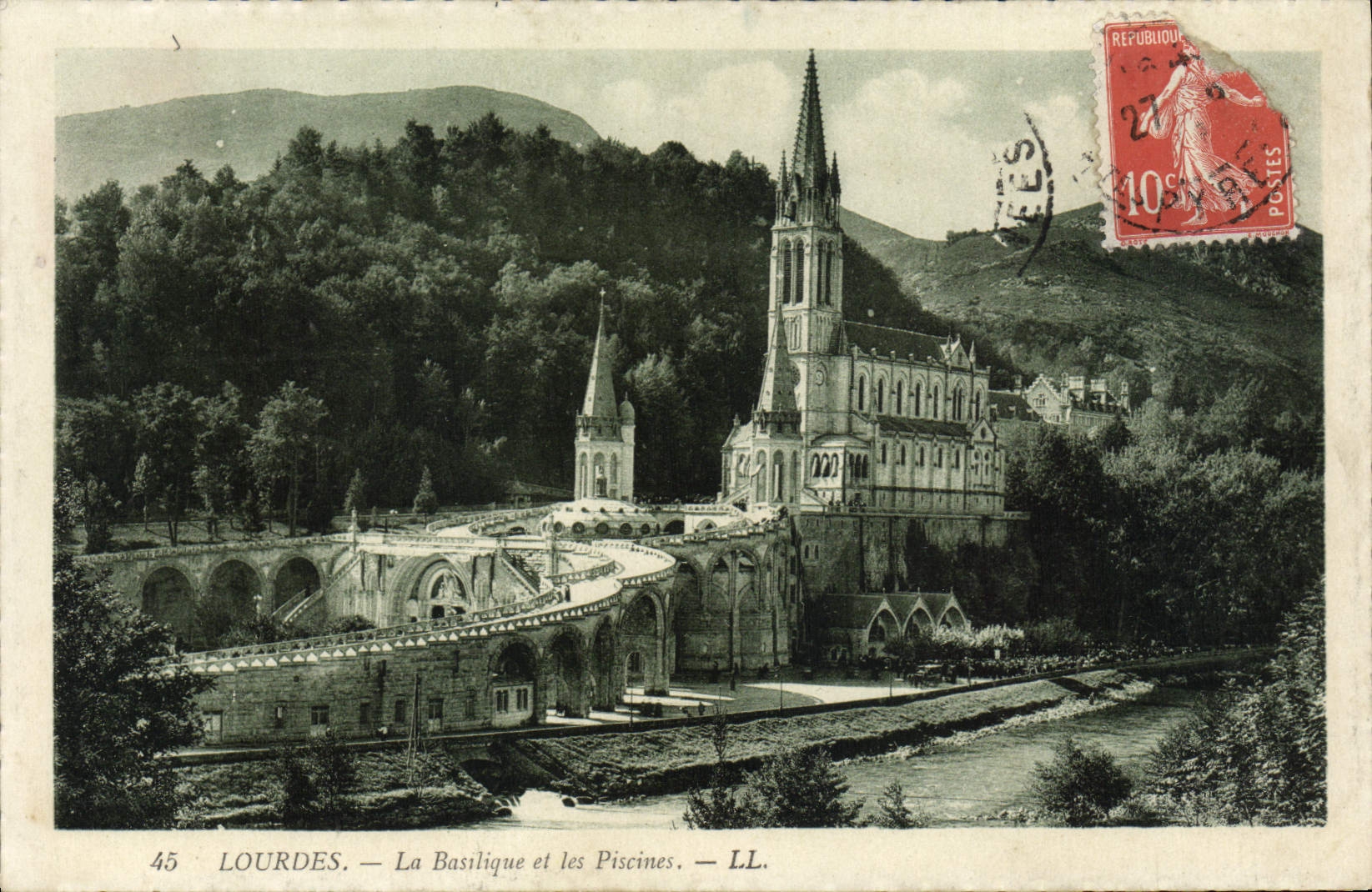 CPA Lourdes La Basilique Et Les Piscines