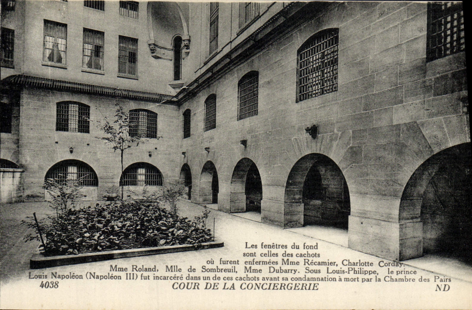CPA Paris Les Fenetres Du Fond Sont Celles Des Cachots Cour De La Conciergerie