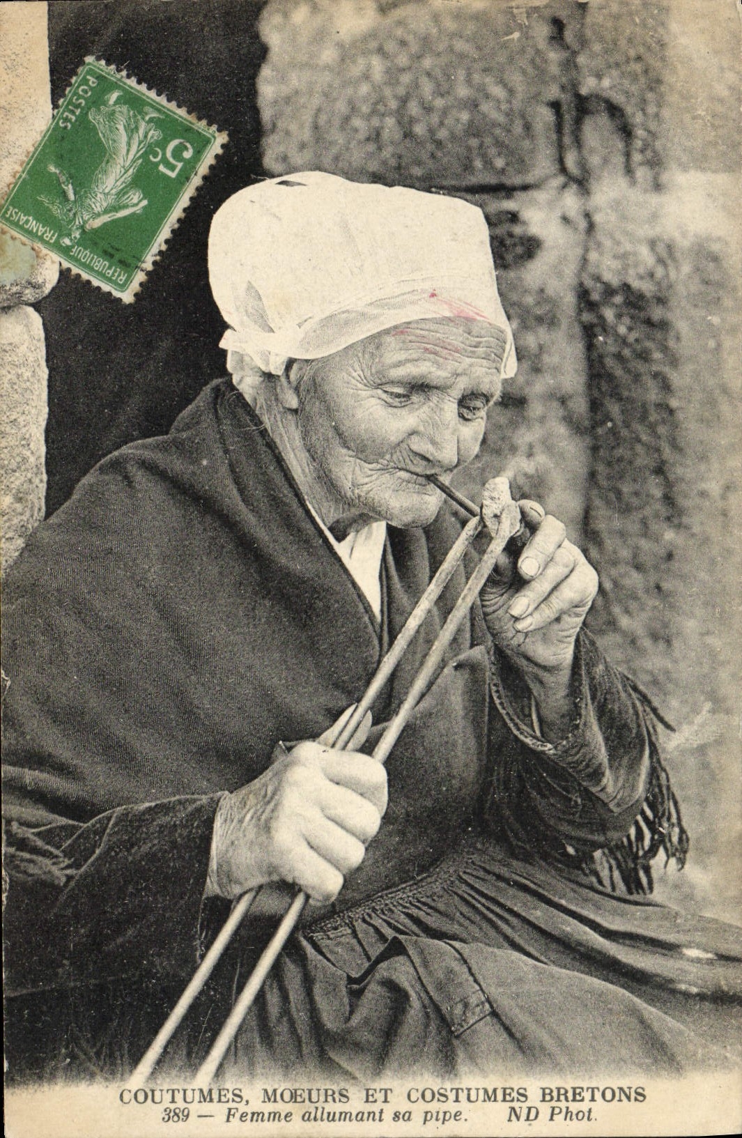 Femme allumant sa pipe — Costumes bretons — ND Phot. 389