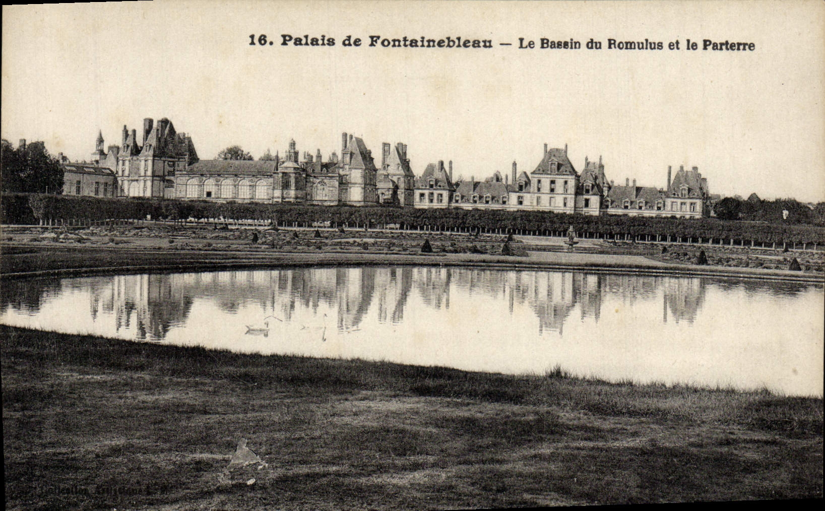 Palais de Fontainebleau — Le Bassin du Romulus et le Parterre — Éditeur : J. G. Hébert, n°16