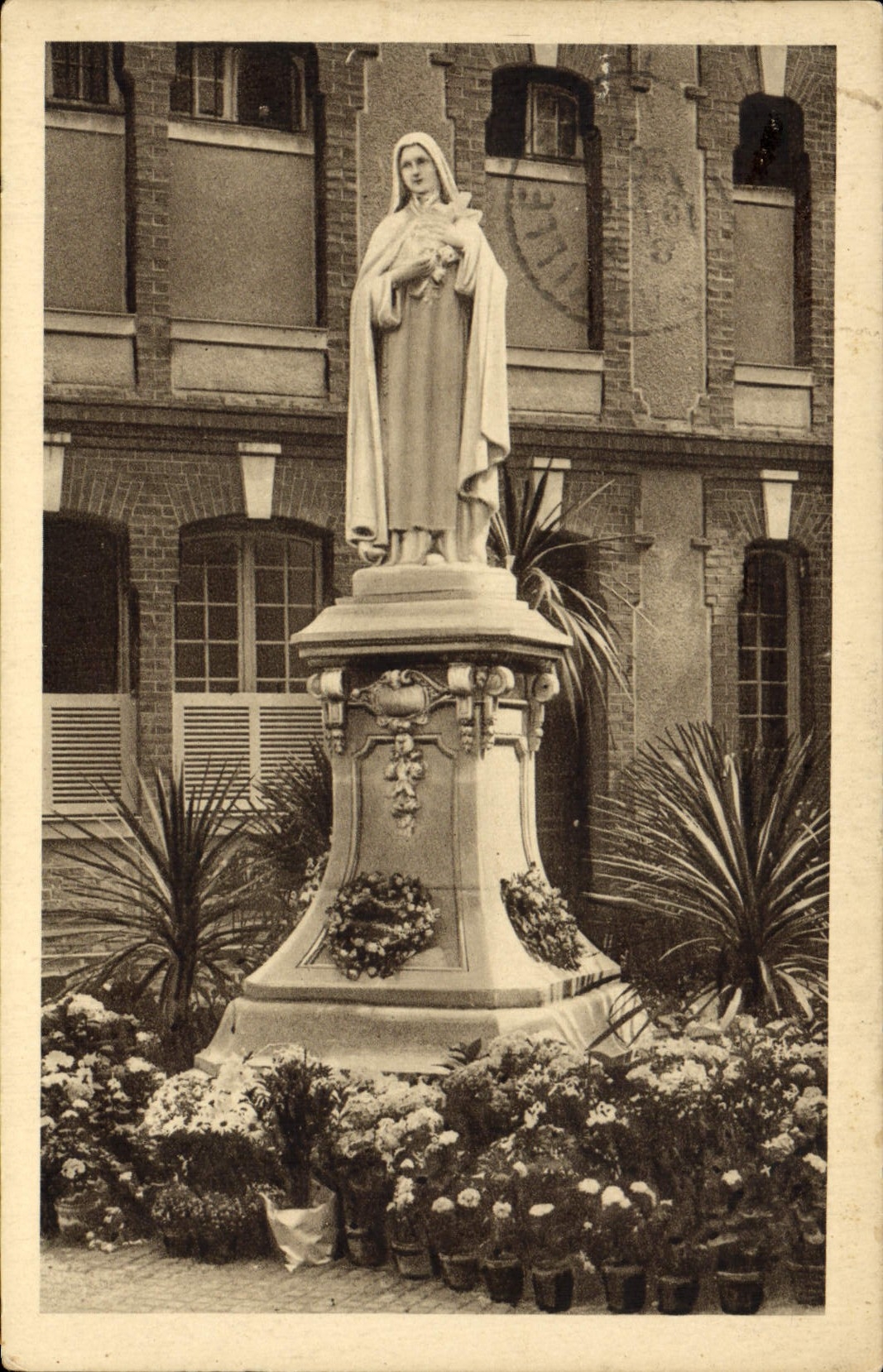 CPA LaStatue De Ste Therese De l'Enfant Jesus Pres De La Chapelle Du Carmel De Lisieux
