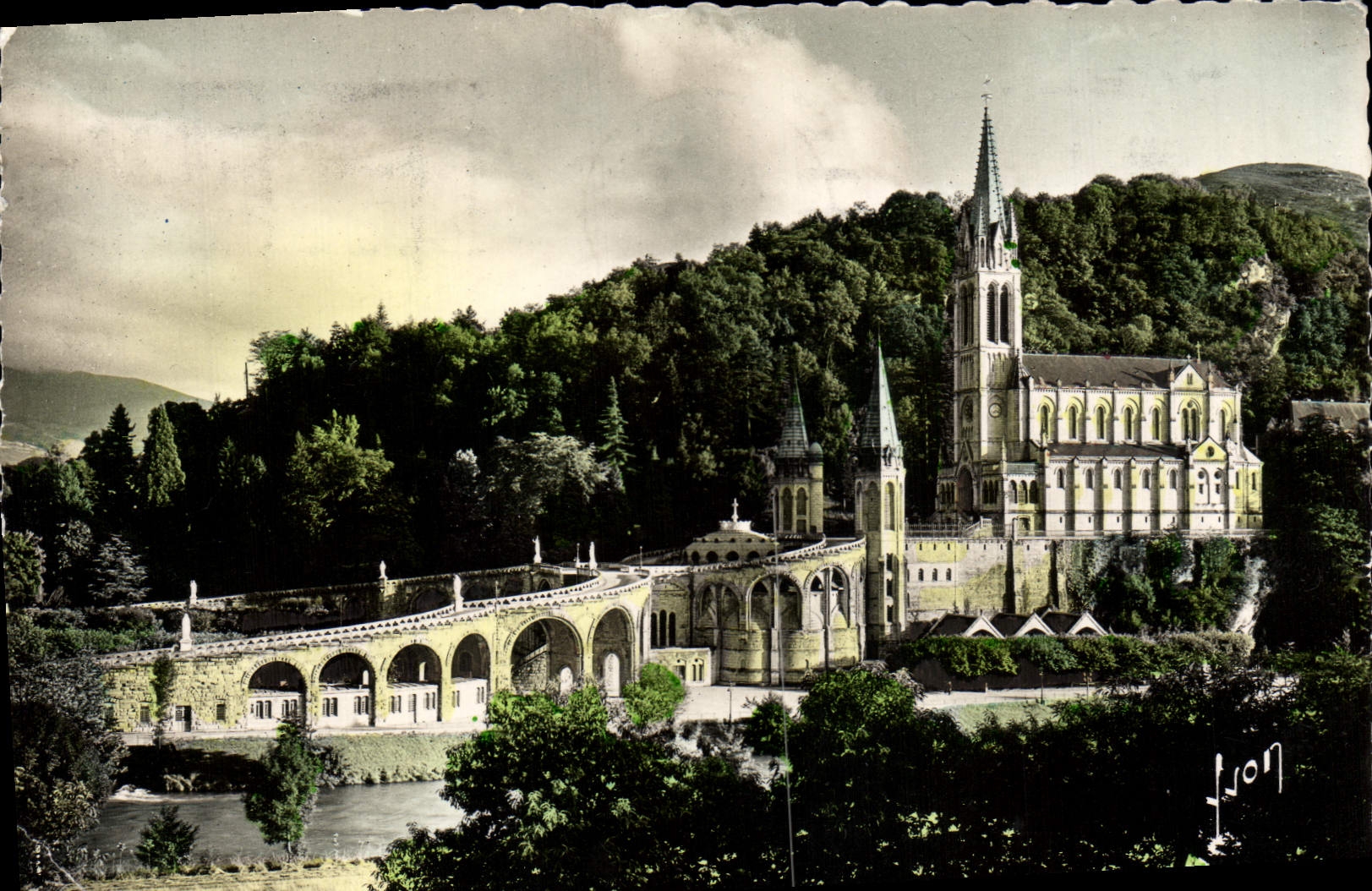 CPM Lourdes La Basilique Et Le Gave De Pau