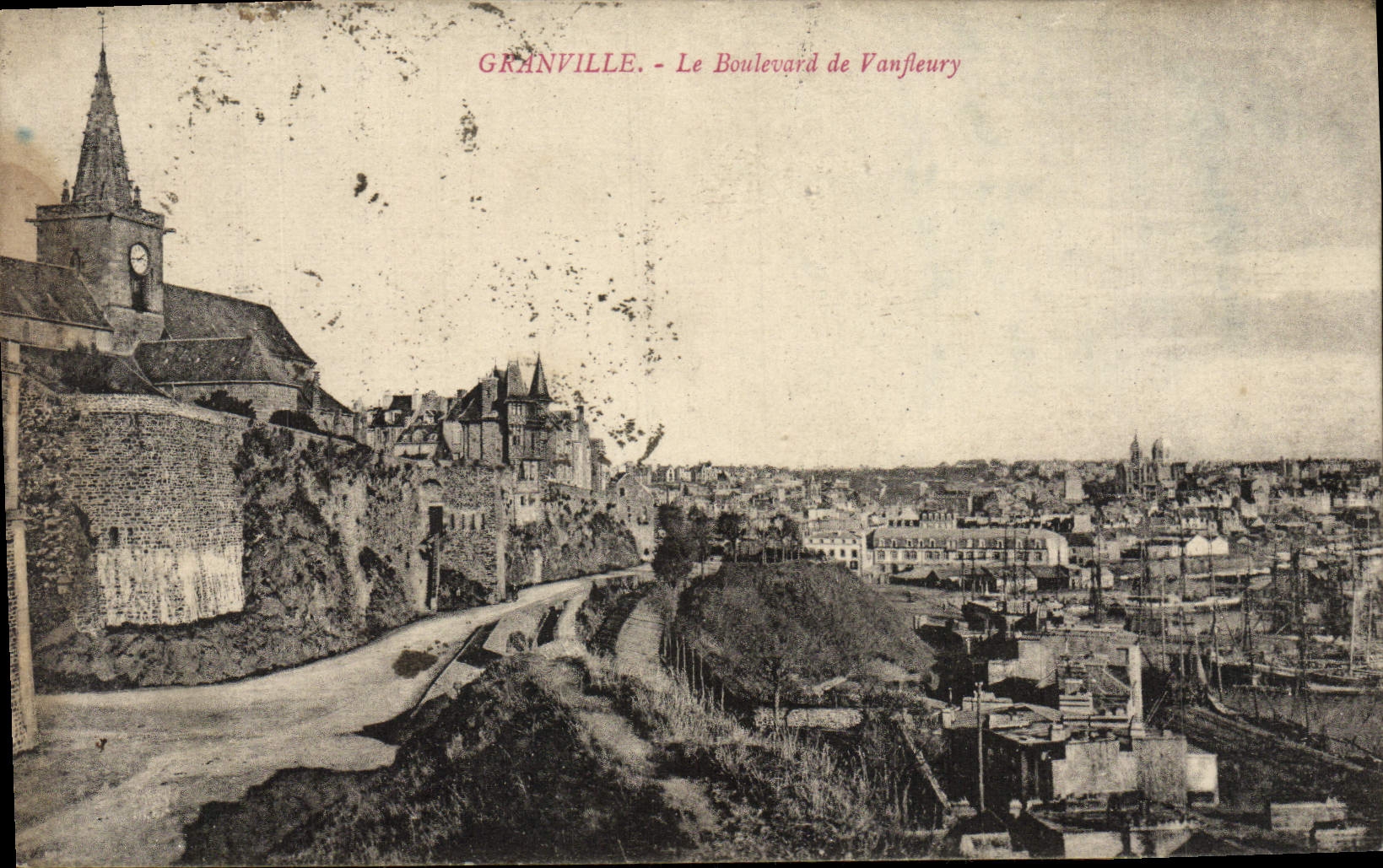 Granville - Der Boulevard de Vanfleury — Panoramablick mit Kirche und Hafen