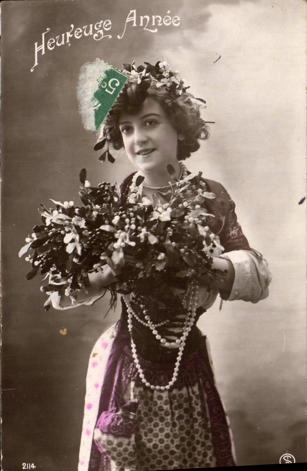 Joven mujer con corona de hojas y ramo de flores — 'Feliz Año' — editor desconocido, n° 2114