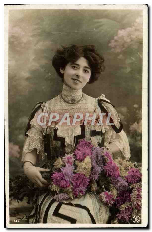 Jeune femme en robe à motifs — avec bouquet de fleurs — CPAPHIL n°1644