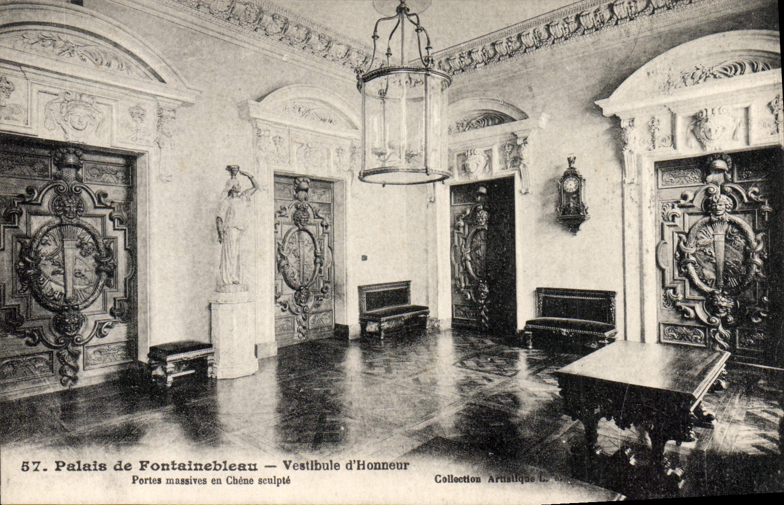 Palast von Fontainebleau — Ehrenflur — Massiv geschnitzte Eichen-Türen — Künstlerische Sammlung L. Menard - Vorderseite