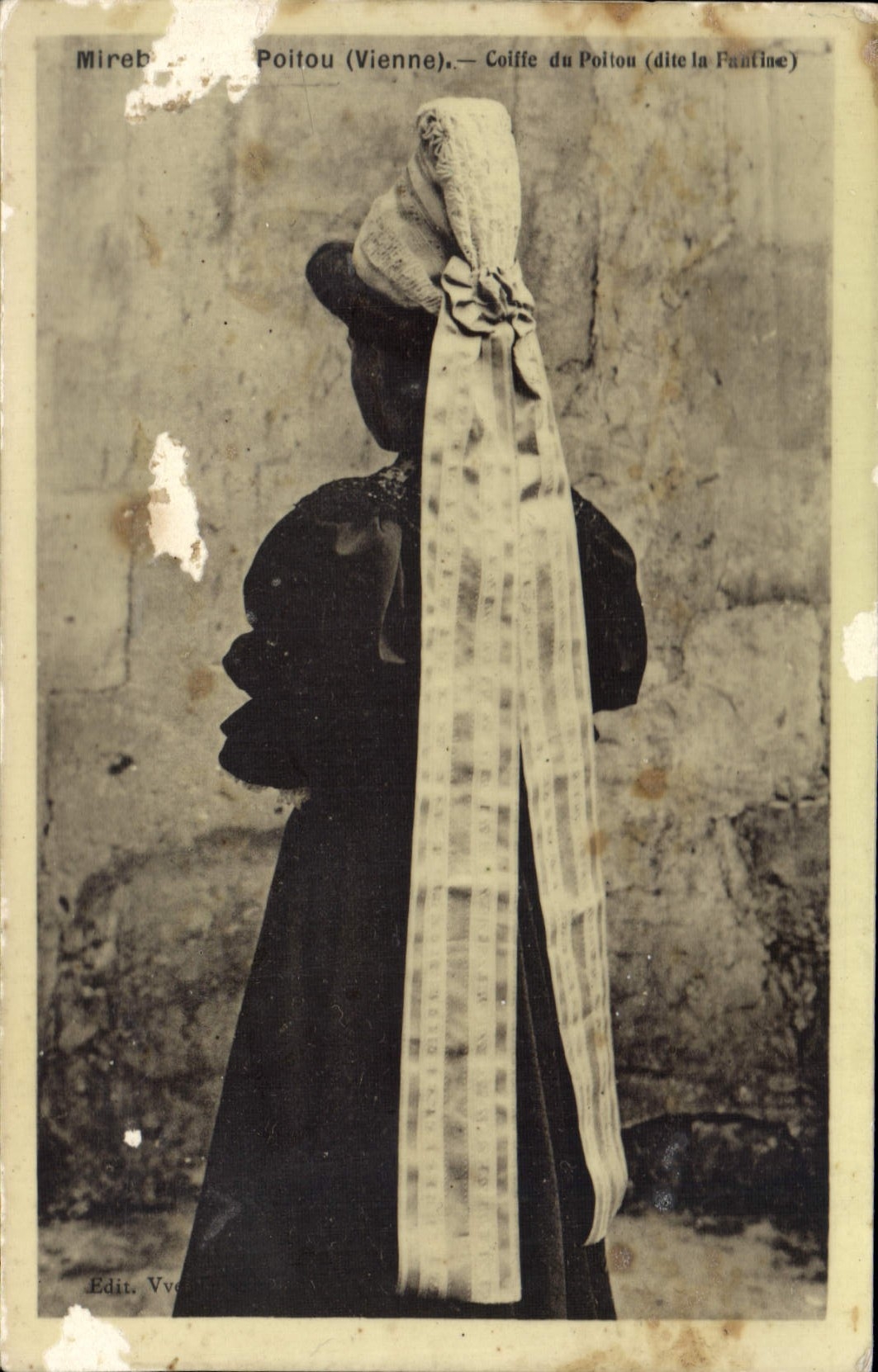 CPA Mirebeau Poitou Coiffe du Poitou Femme Folklore la Fantine