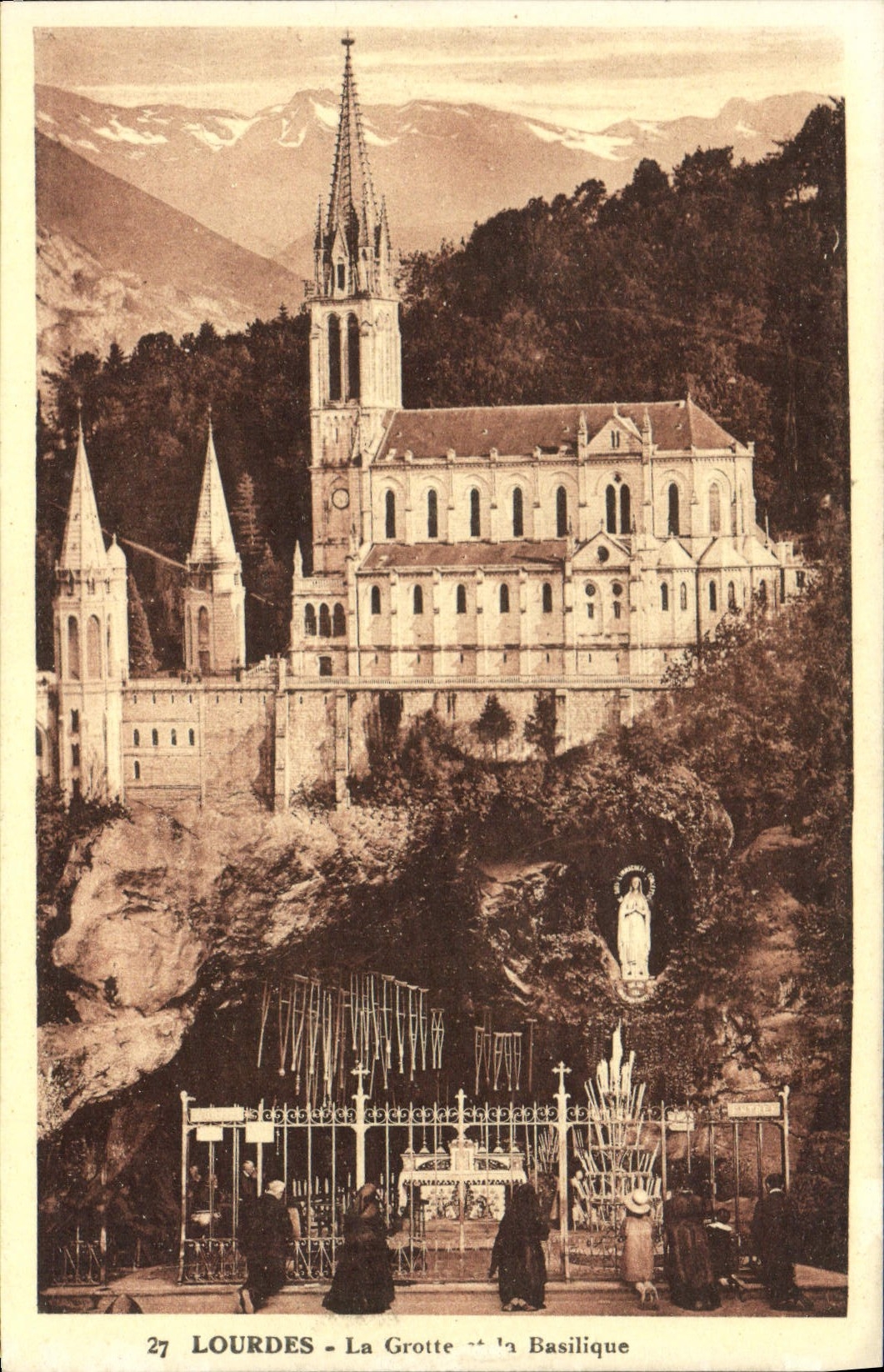 CPA Lourdes La Grotte Et La Basilique