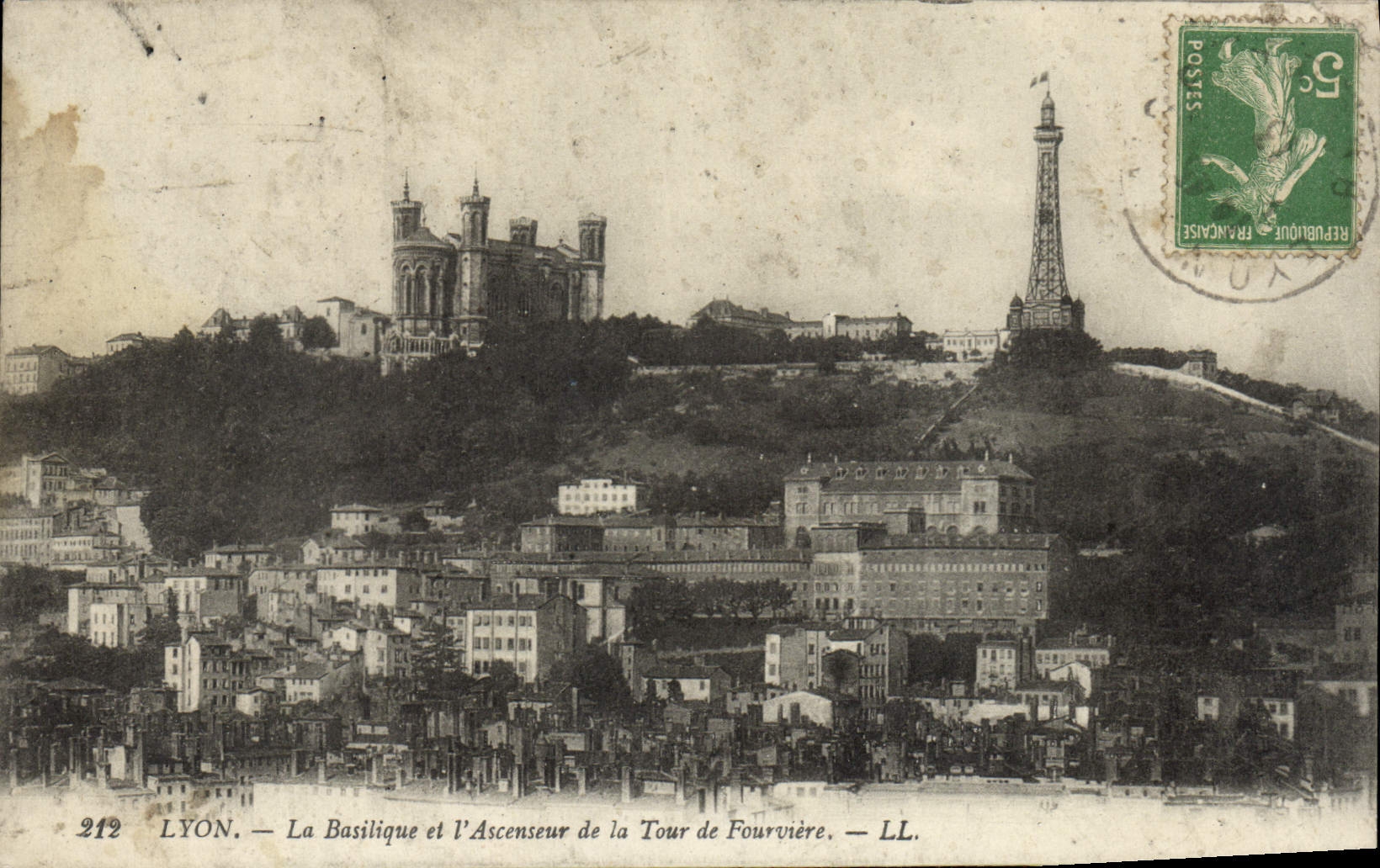 CPA Lyon La Basilique Et l'ascenseur De La Tour De Fourviere