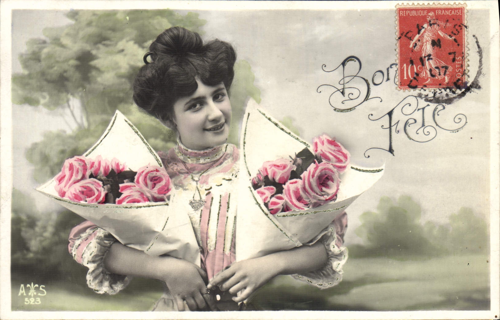 Junge Frau mit zwei Rosensträußen — AACS 523 — République Française