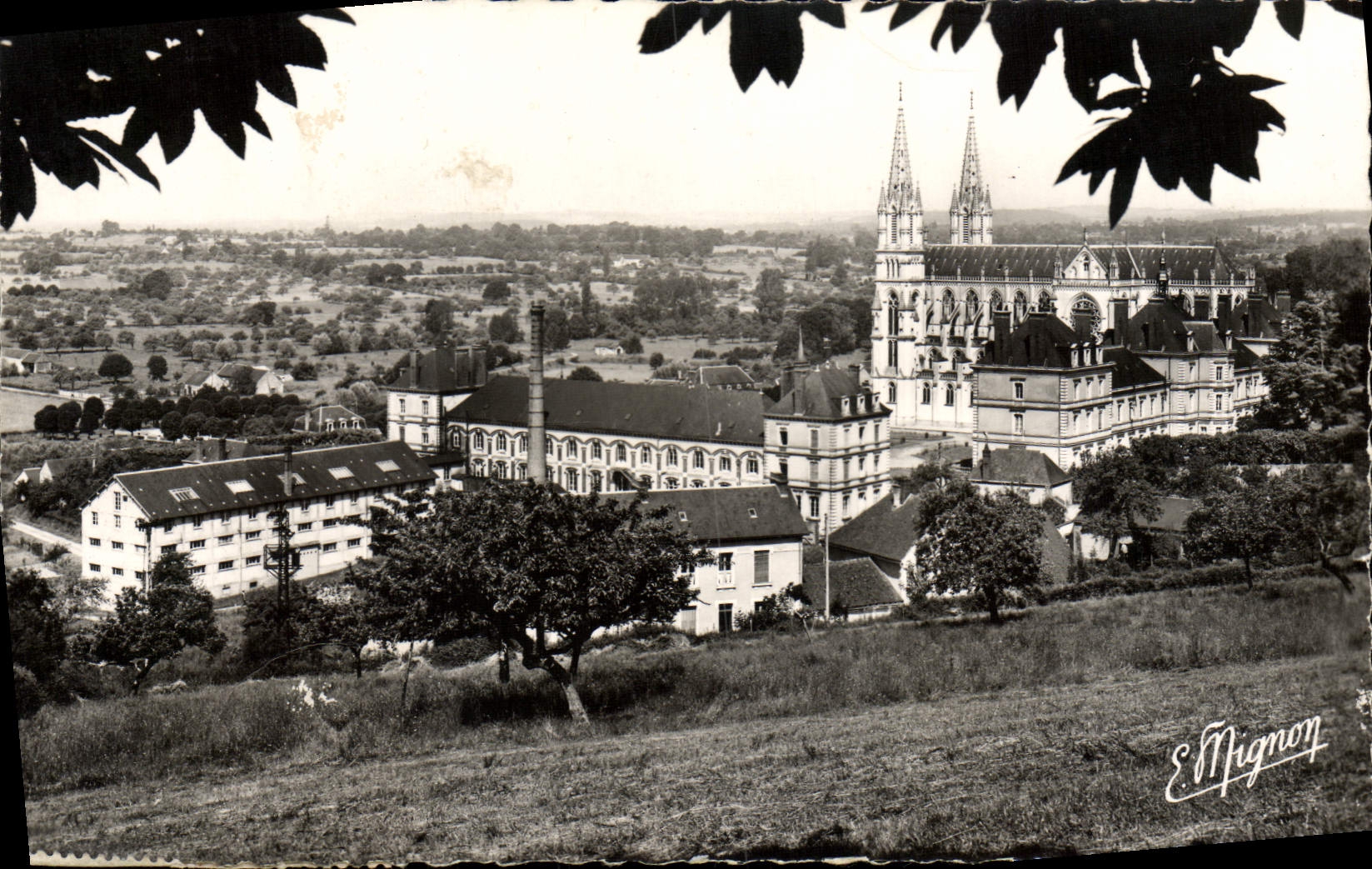 CPM La Chapelle Montligeon L'Imprimerie et la Basilique