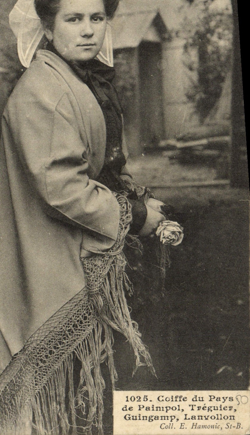 Jeune femme en coiffe traditionnelle — Pays de Paimpol, Tréguier, Guingamp, Lanvollon — Coll. E. Hamonic, St-B.