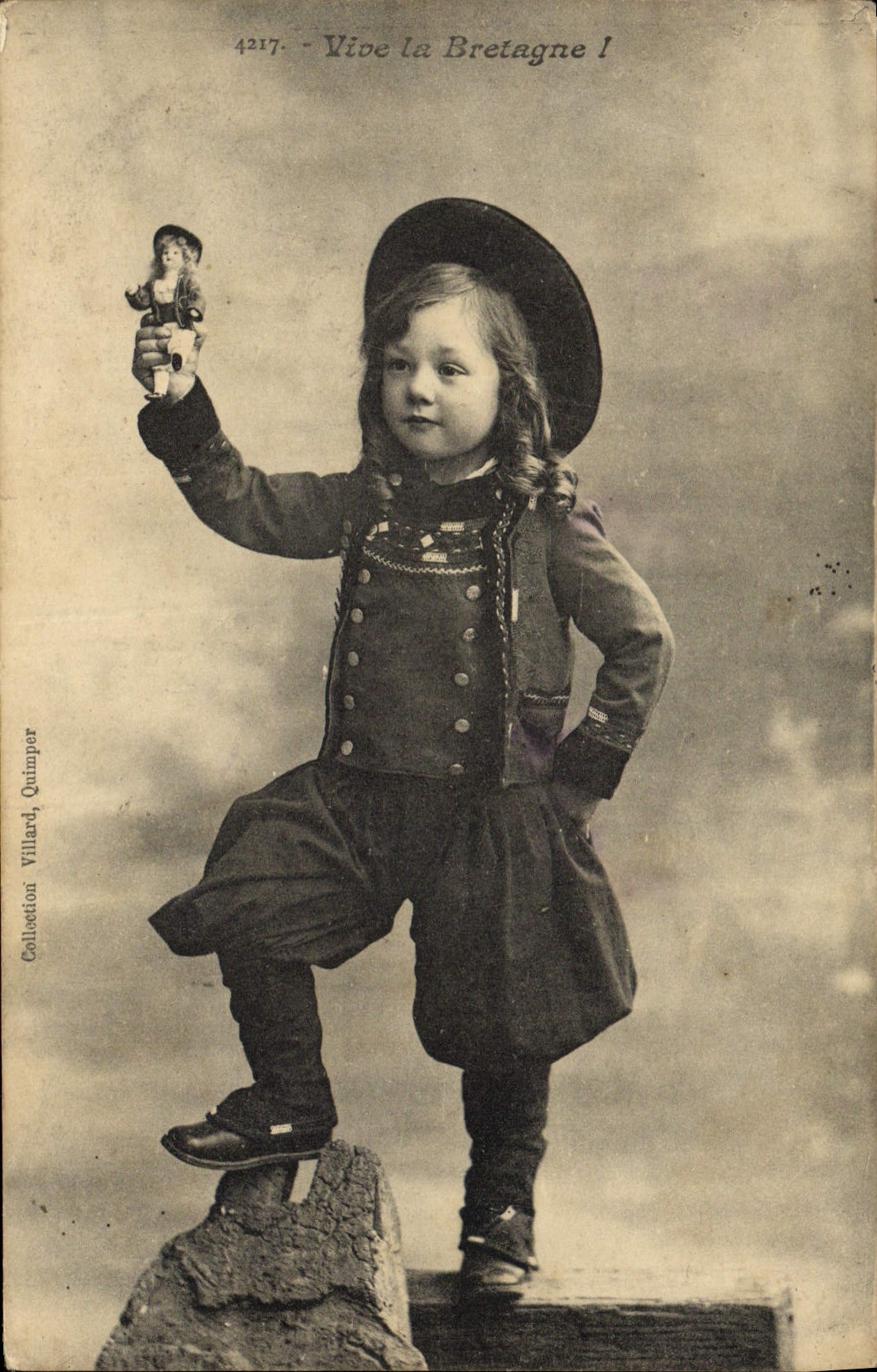 CPA Vive la Bretagne Enfant Folklore Poupee