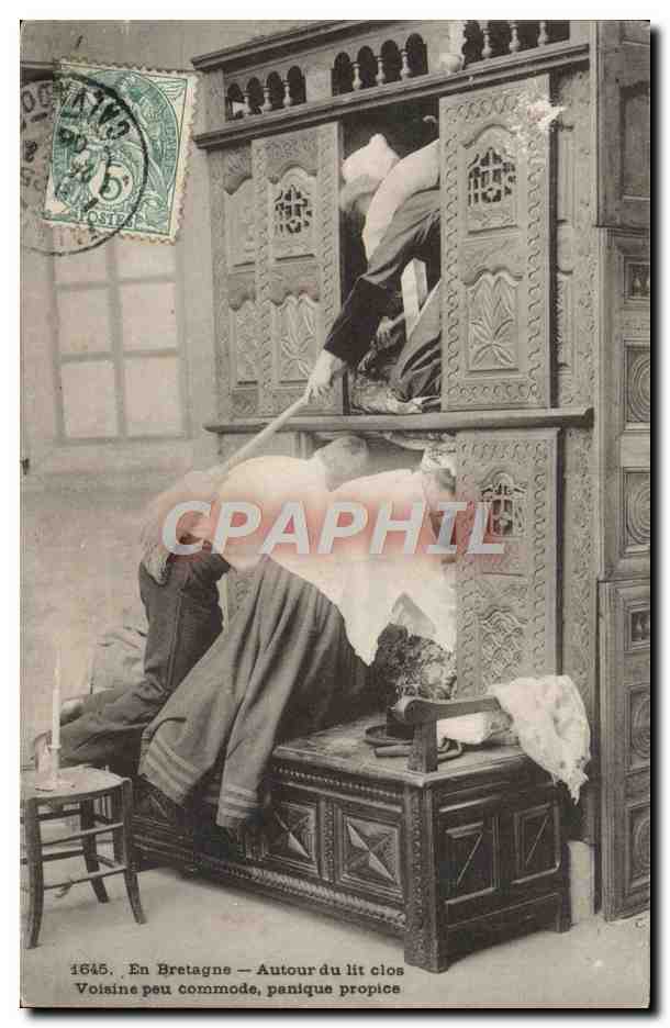 CPA En Bretagne Autour du lit clos Voisine peu Commode Panique Folklore