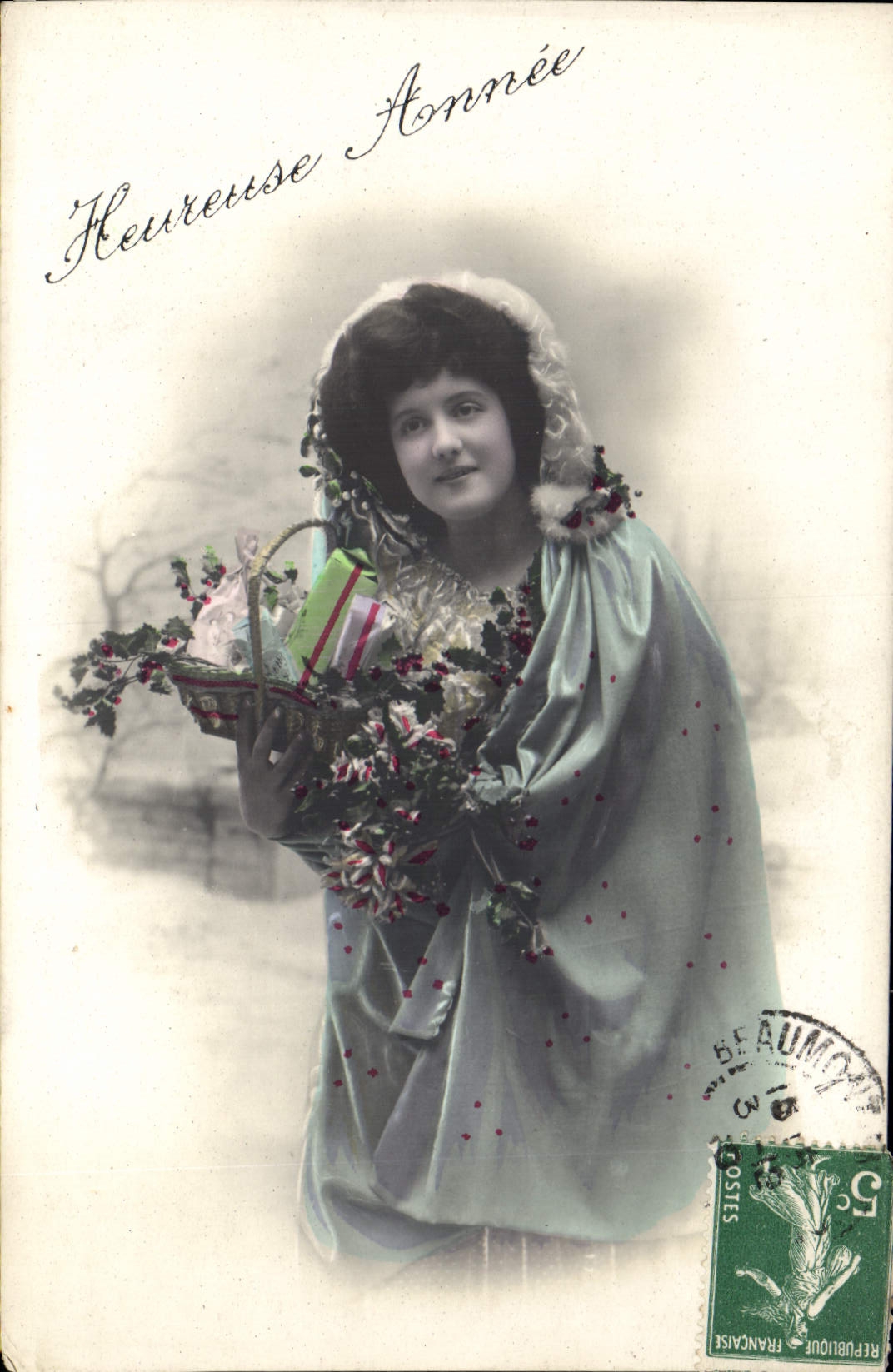 Jeune femme avec panier de Noël — 'Heureuse Année' — Beaumont-sur-Oise