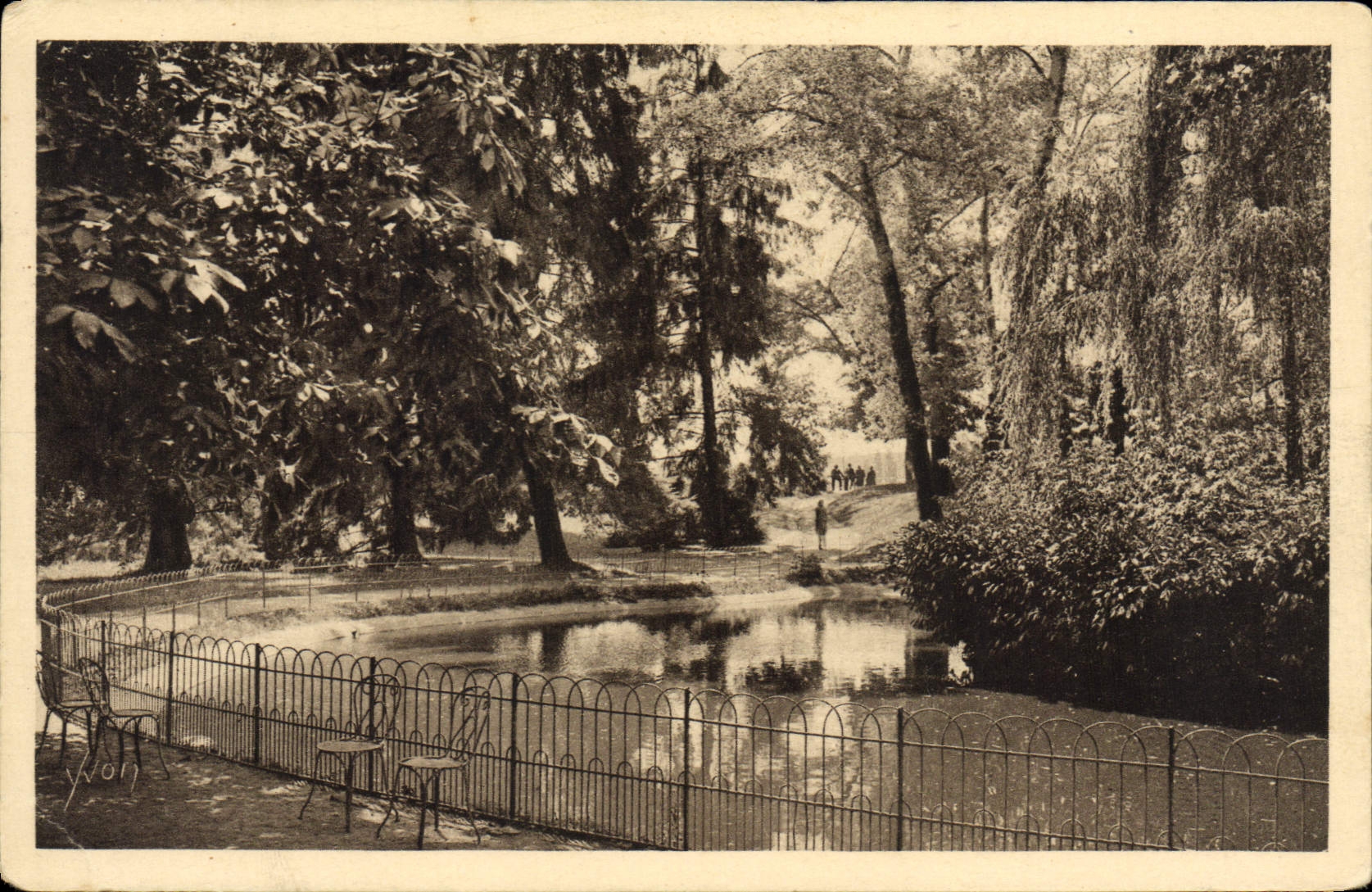 CPA Vichy Un Coin des Parcs de L'Allier