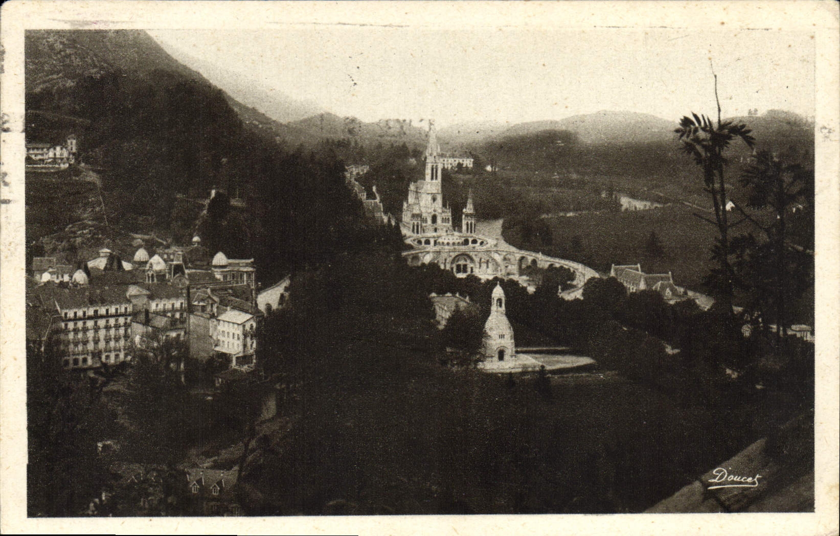 CPA Lourdes La basilique 
