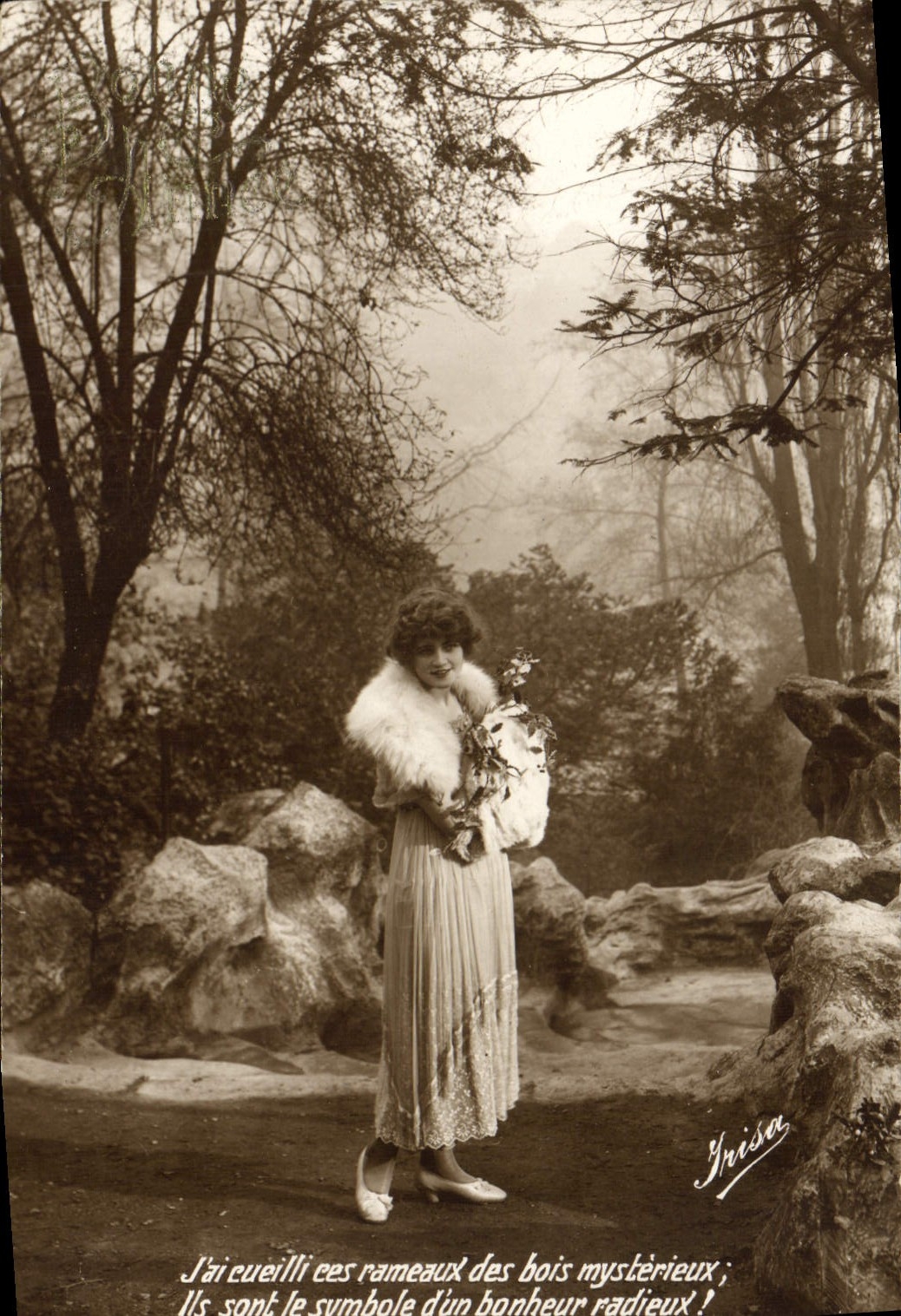Femme en fourrure tenant un bouquet — scène de forêt — Yrisson