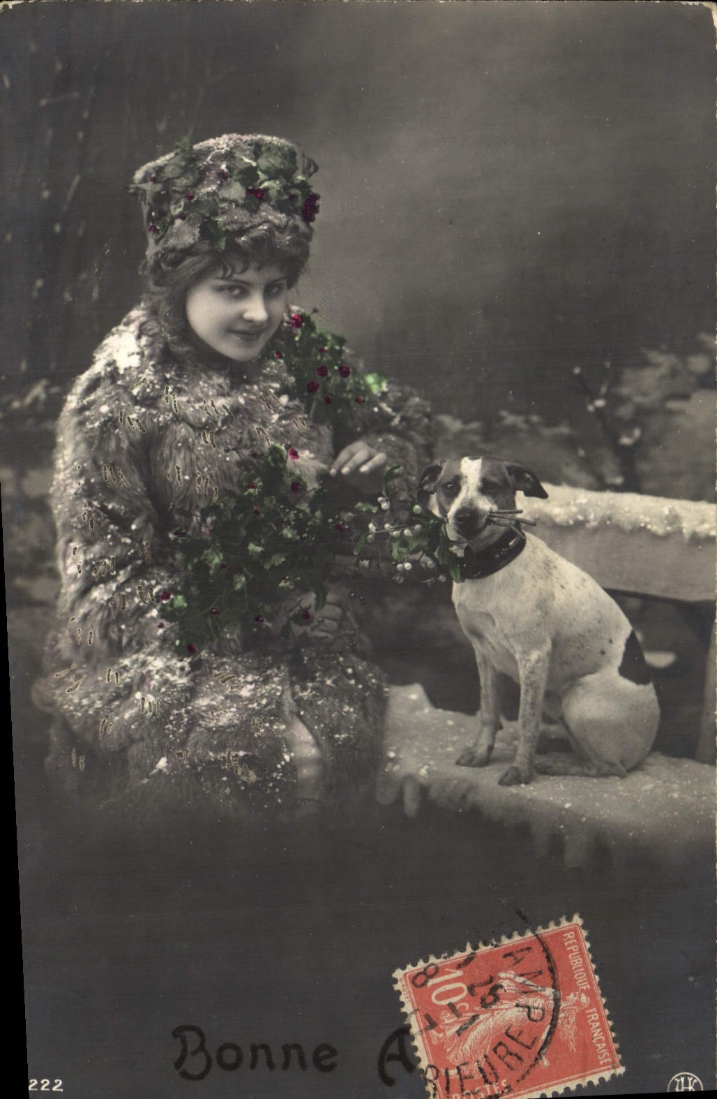 Femme et chien décorés de houx — Bonne Année — éditeur THK, n° 222