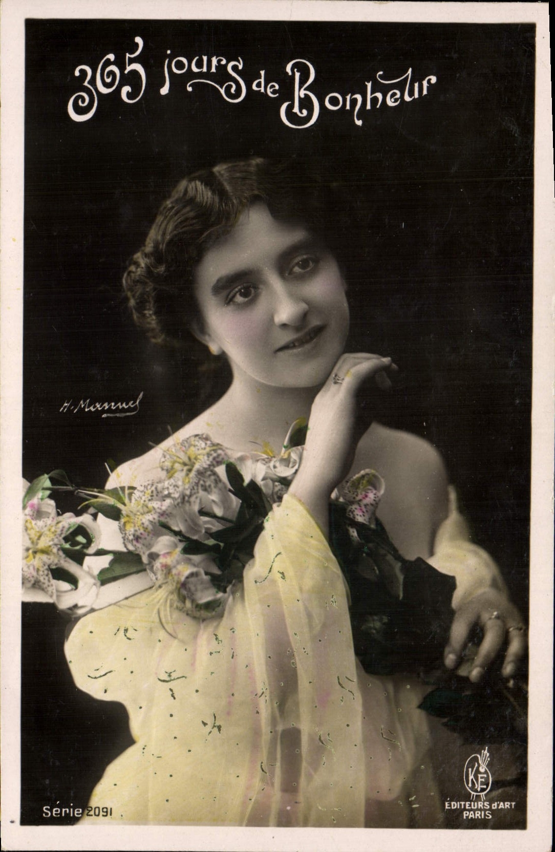 Femme en robe jaune tenant un bouquet — 365 jours de Bonheur — H. Manuel, Éditeurs d'Art, Paris, Série 2091