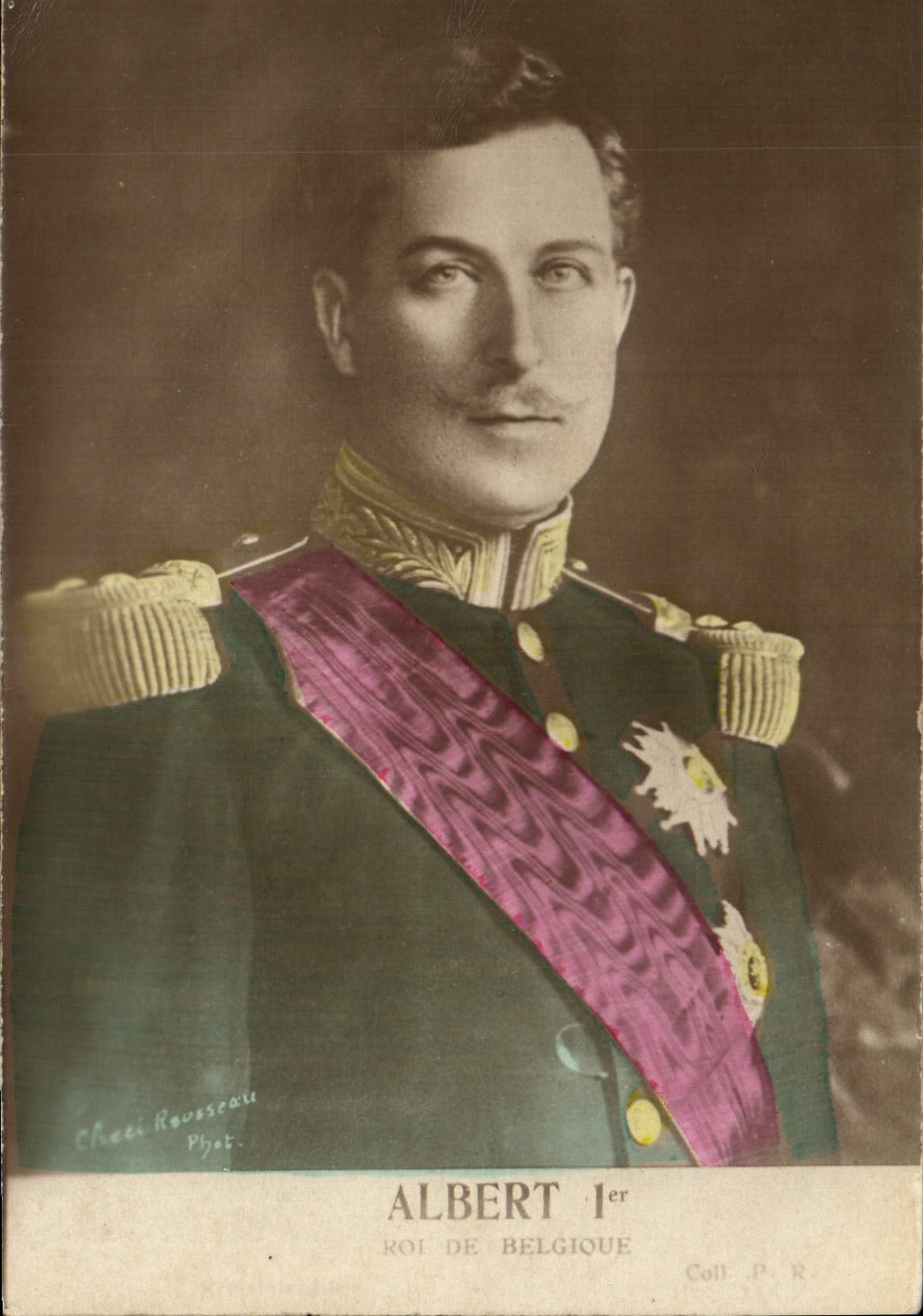 Albert Ier roi de Belgique — portrait en uniforme avec écharpe violette — Cheeï Rousseau Phot.